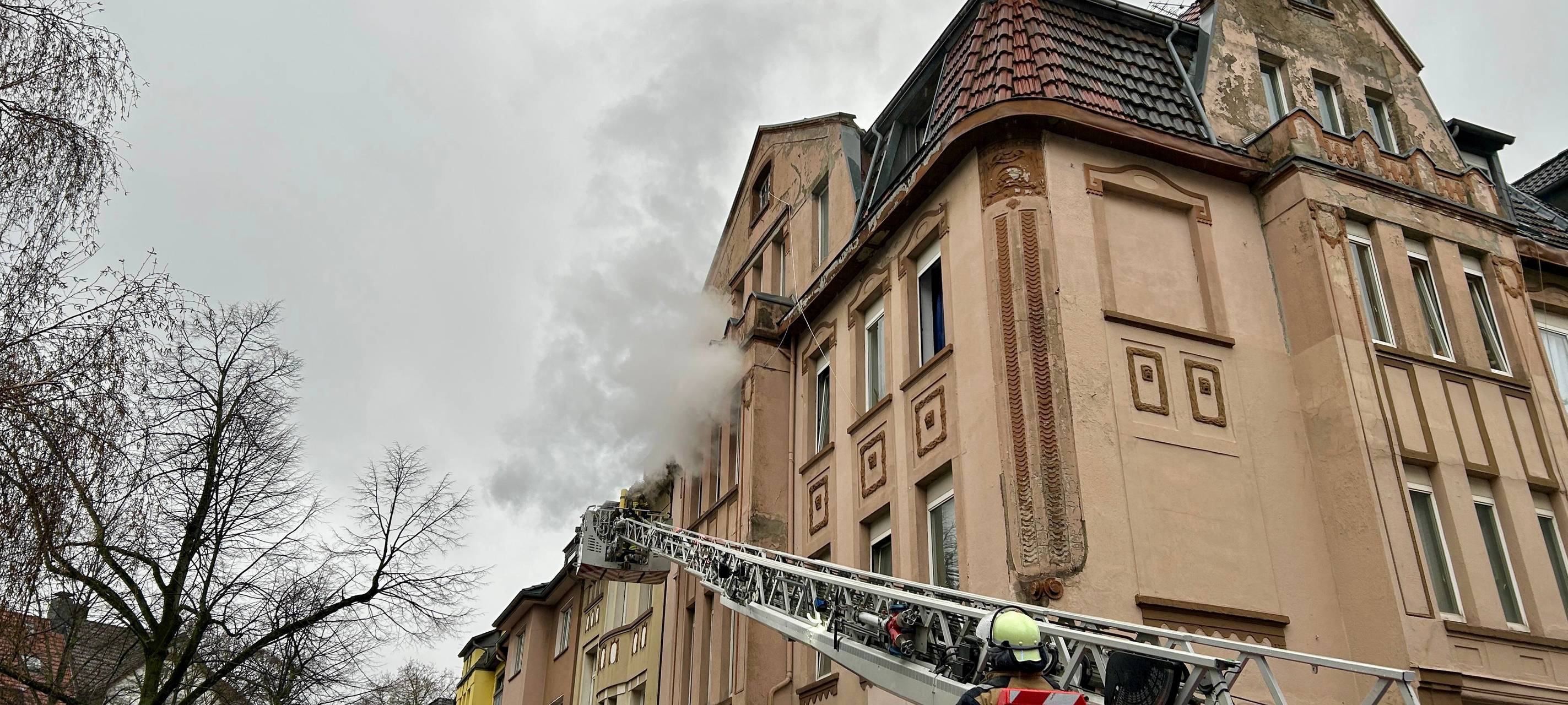 Feuerwehr Essen: Menschen und Hunde mit Drehleitern gerettet