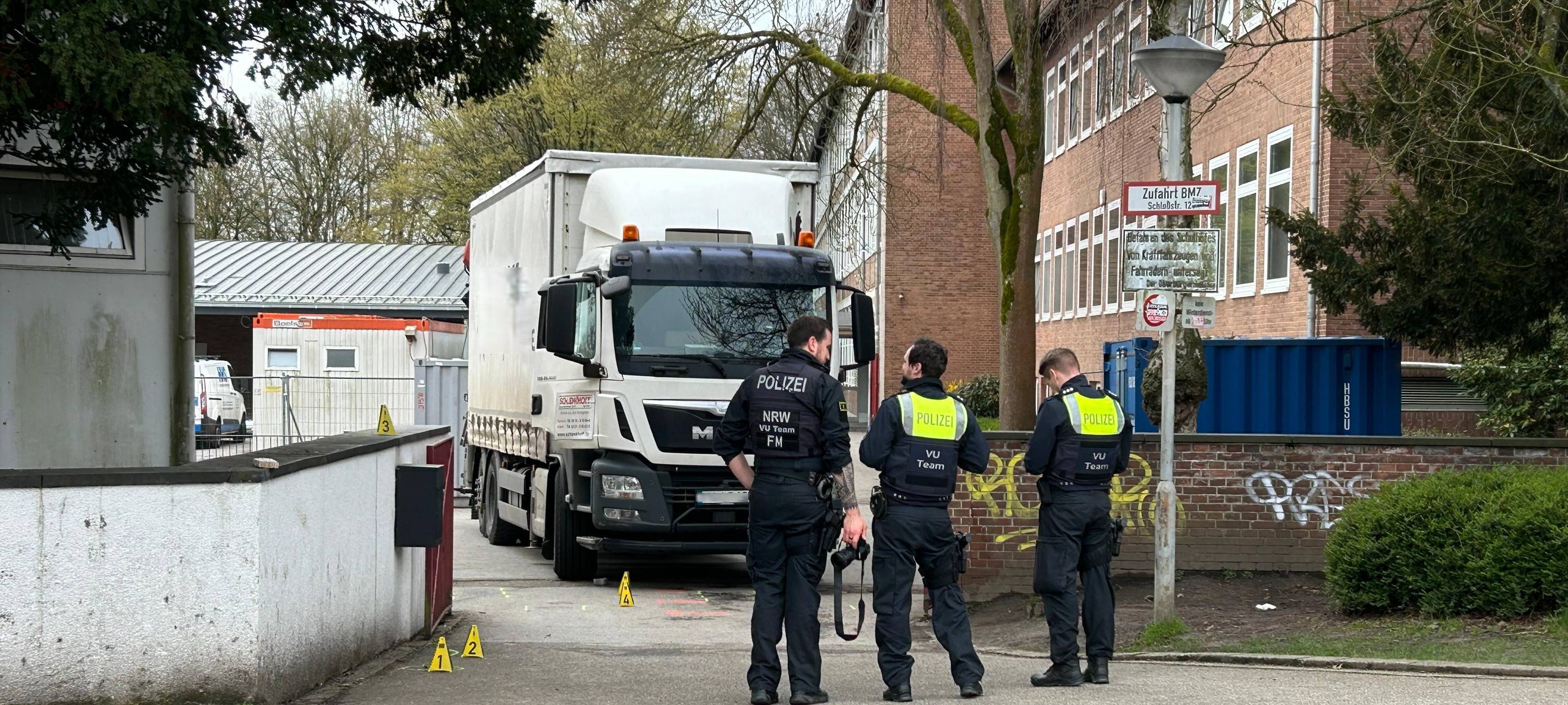 Schwerer Unfall in Essen - Person von LKW eingeklemmt