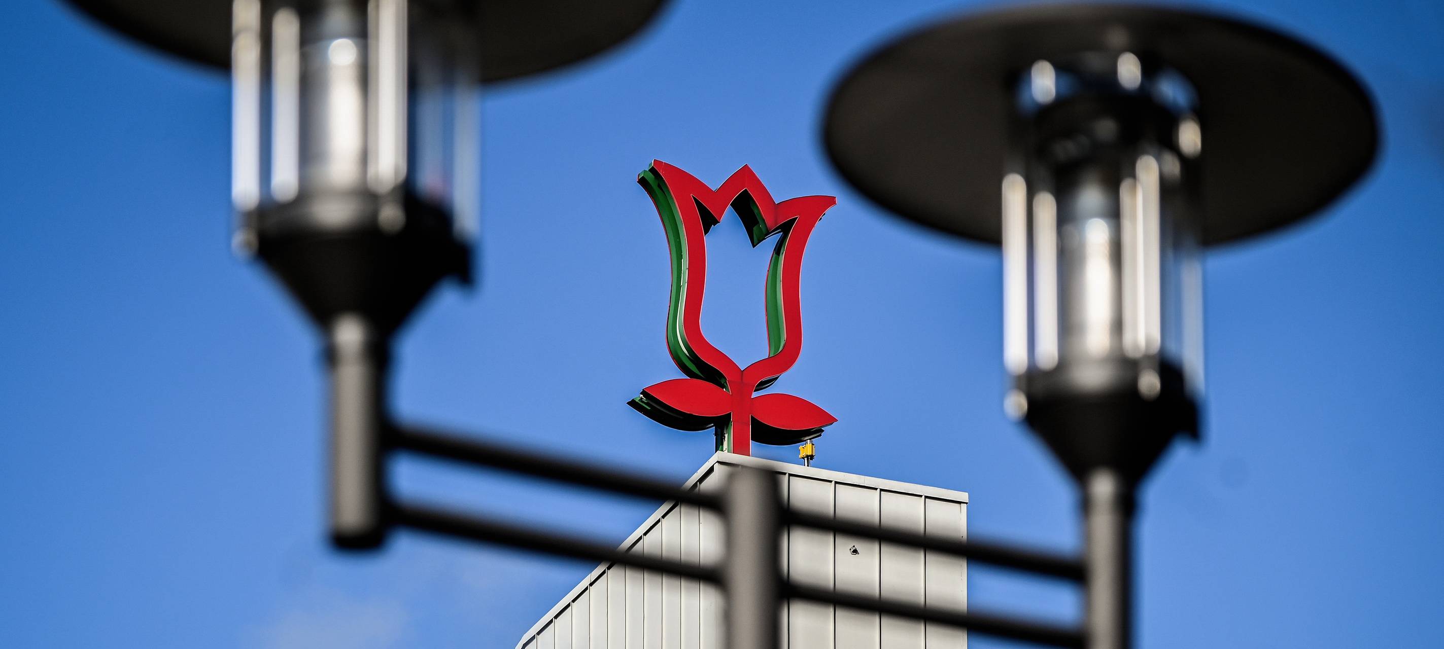 Wahrzeichen des Grugaparks der Grugaturm mit Aussichtspalltform und die rote Tulpe am Sonntag, den 28. Februar 2021 in den Morgenstunden.