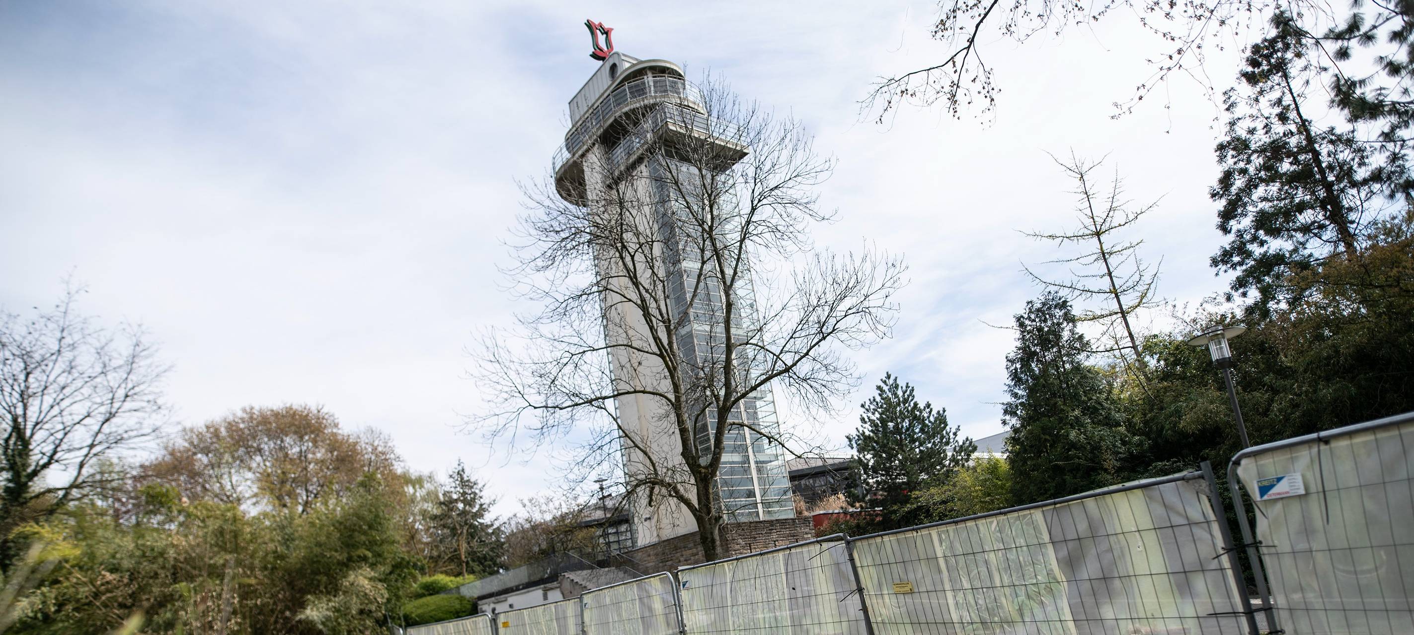 Ein Bauzaun verläuft am Samstag, 24. April 2021 entlang der alten Bogenschießanlage unterhalb des Gruga Turms im Grugapark in Essen.
