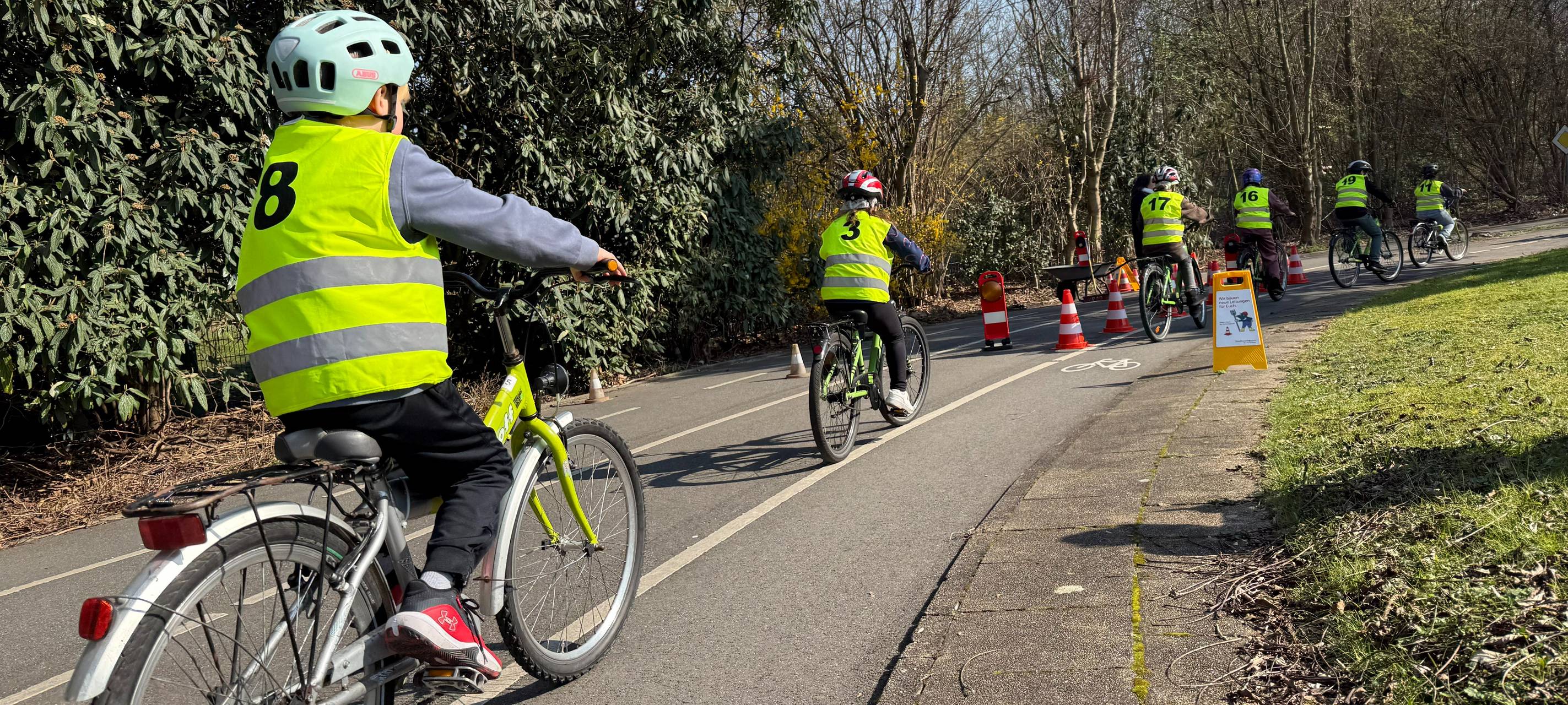 Mini-Baustelle in Essen: Schüler trainieren Fahrradfahren