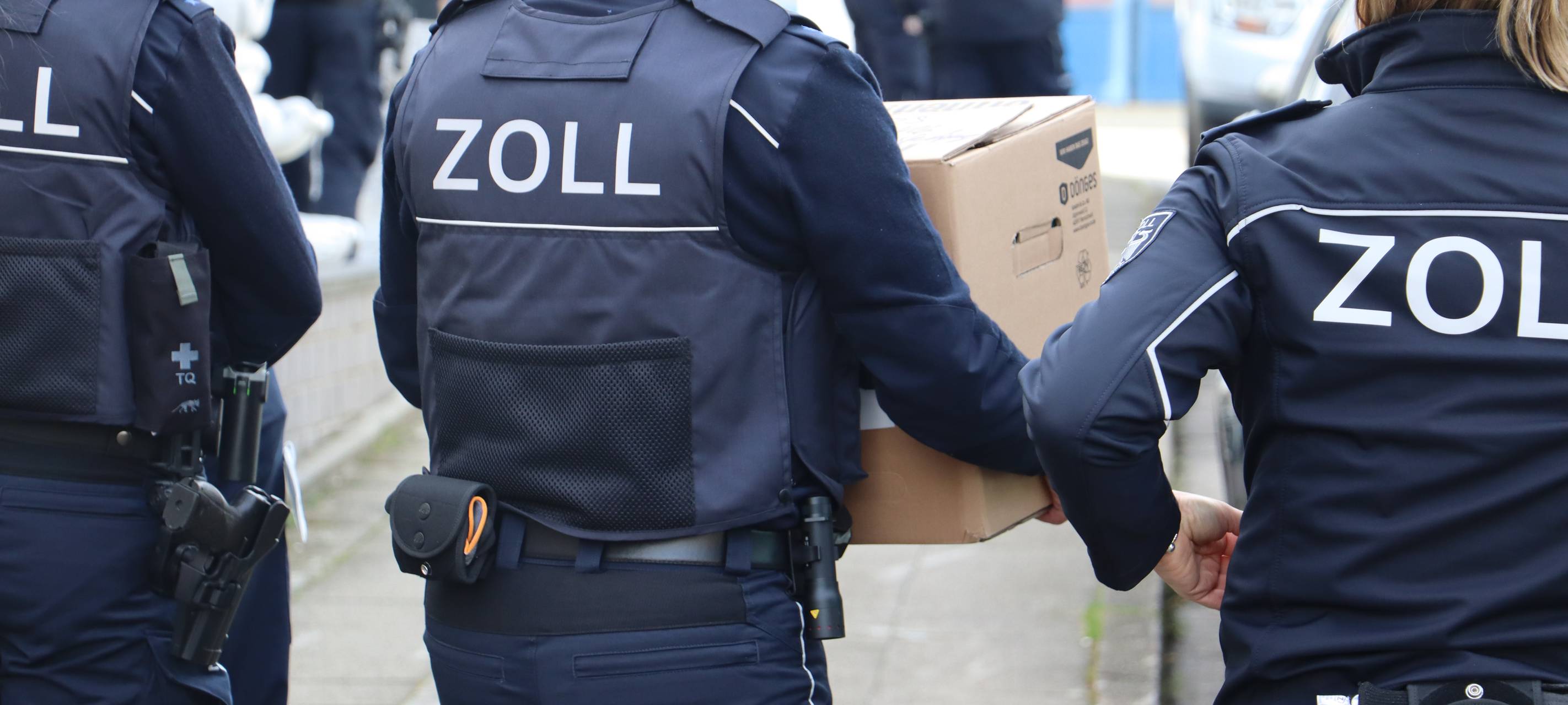 Großer Zolleinsatz in Essen - Durchsuchungen auch bei Amazon