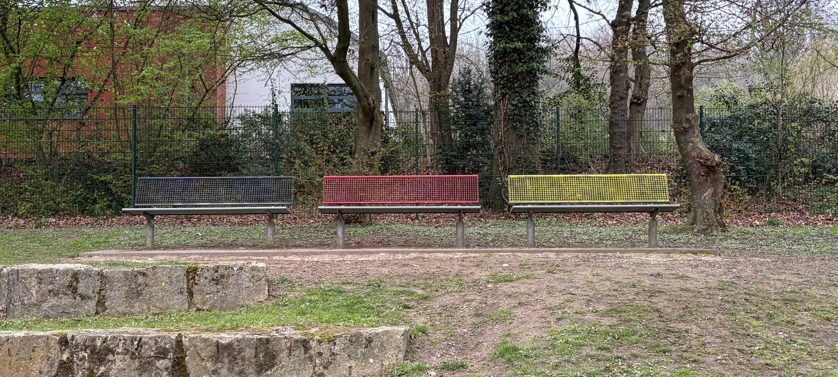 Bänke in Essen werden immer wieder bemalt - Stadt muss dann putzen