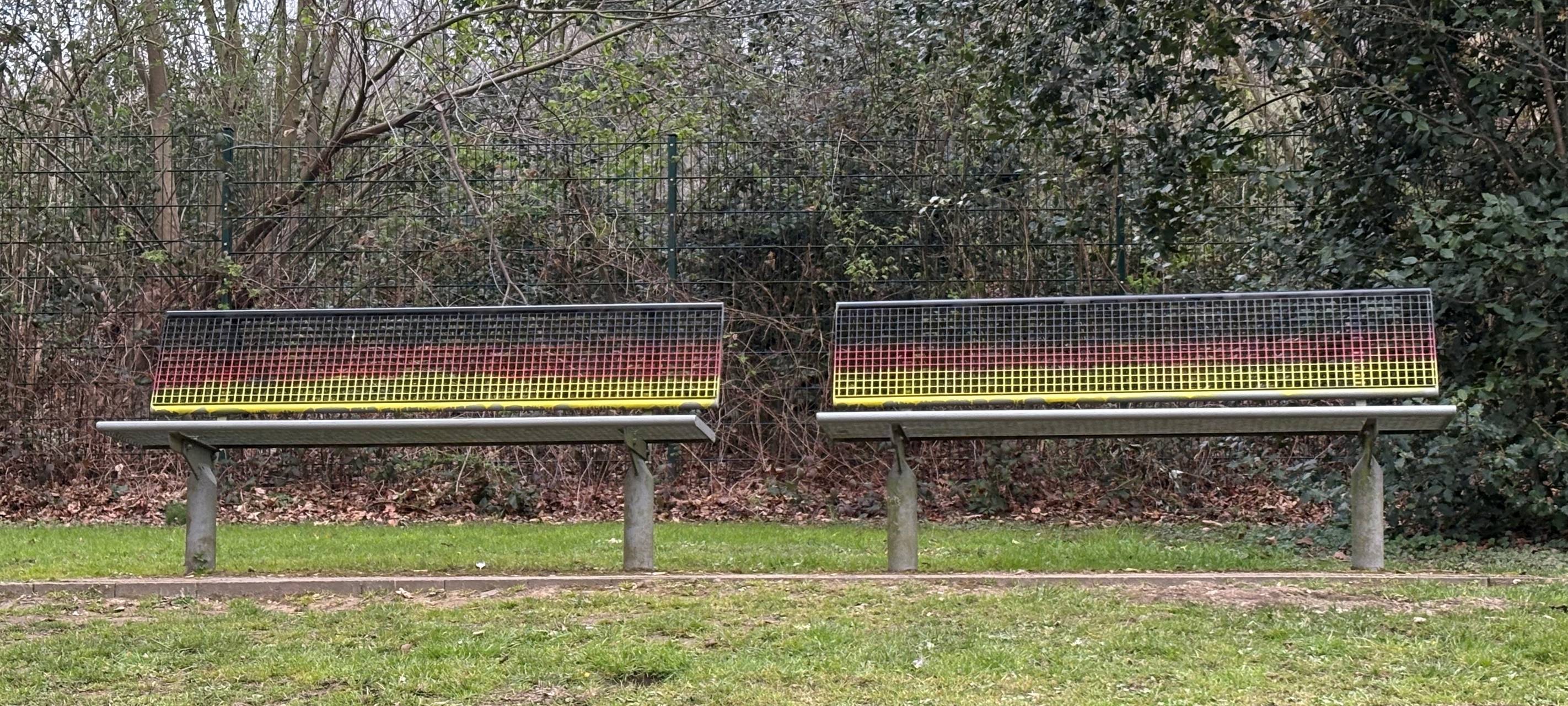 Bänke in Essen werden immer wieder bemalt - Stadt muss dann putzen