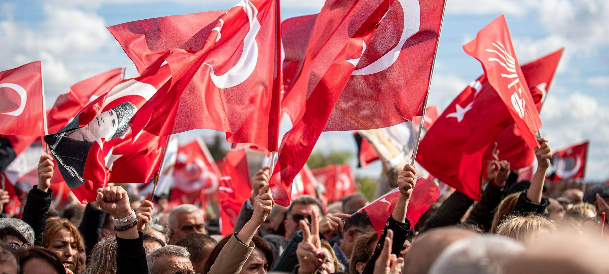 CHP-Anhänger schwenken türkische Flaggen