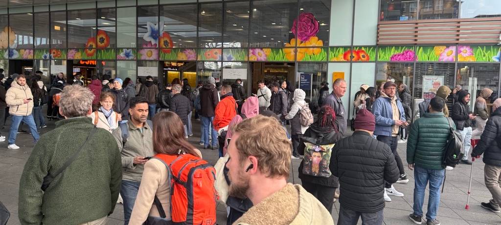 Hauptbahnhof in Essen gesperrt - Feuerwehr im Einsatz