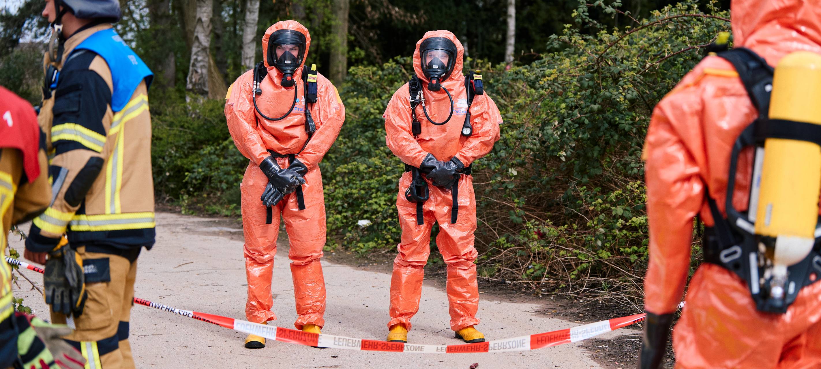 Feuerwehr Essen sichert Flüssigkeit in Gefahrenbehältern