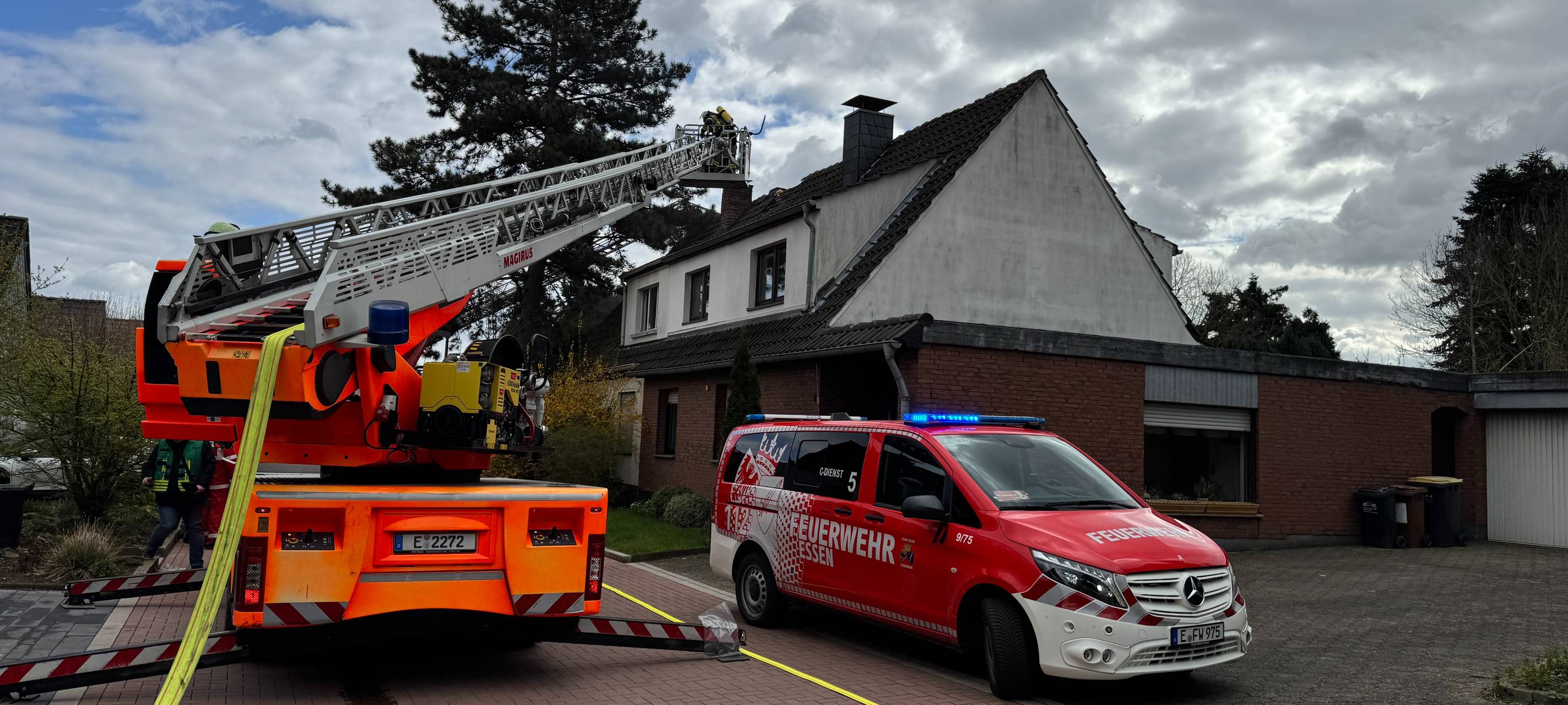 Wohnhaus in Essen brennt - Feuerwehr verhindert Schlimmeres
