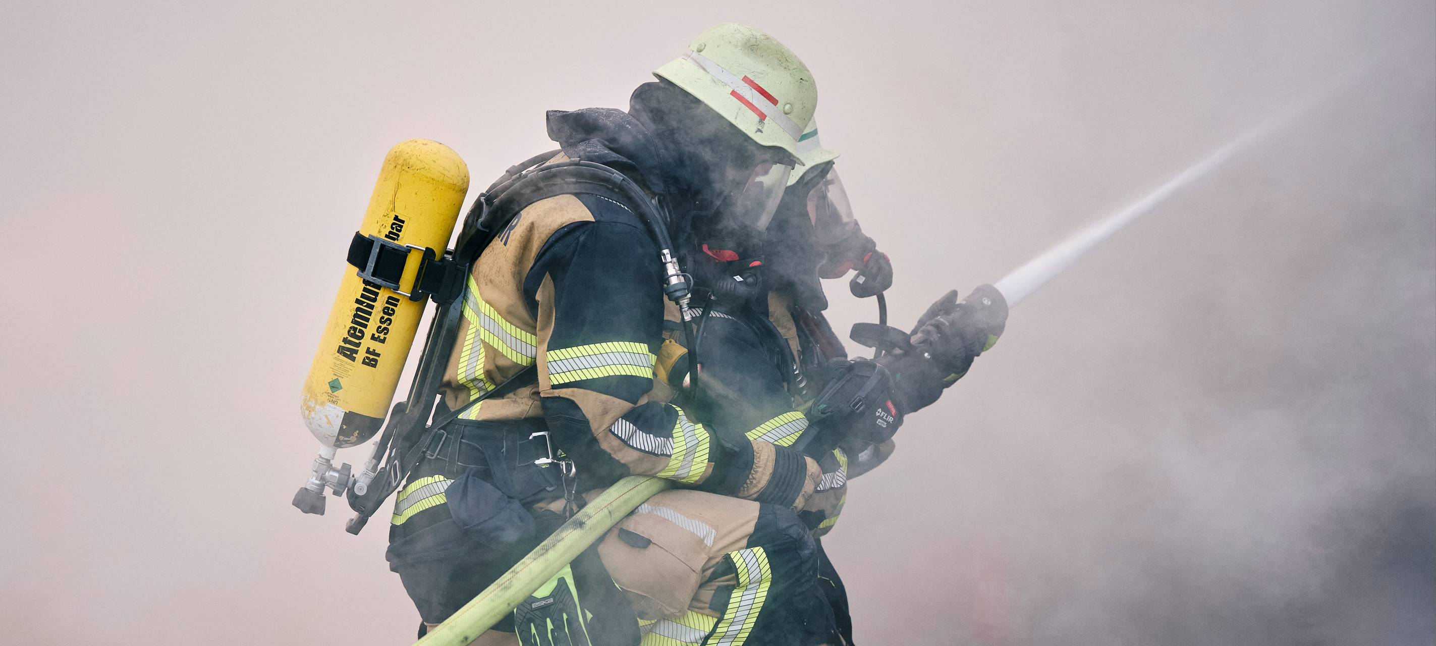 Feuerwehreinsatz in Essen: Brennender Kinderwagen in Mehrfamilienhaus