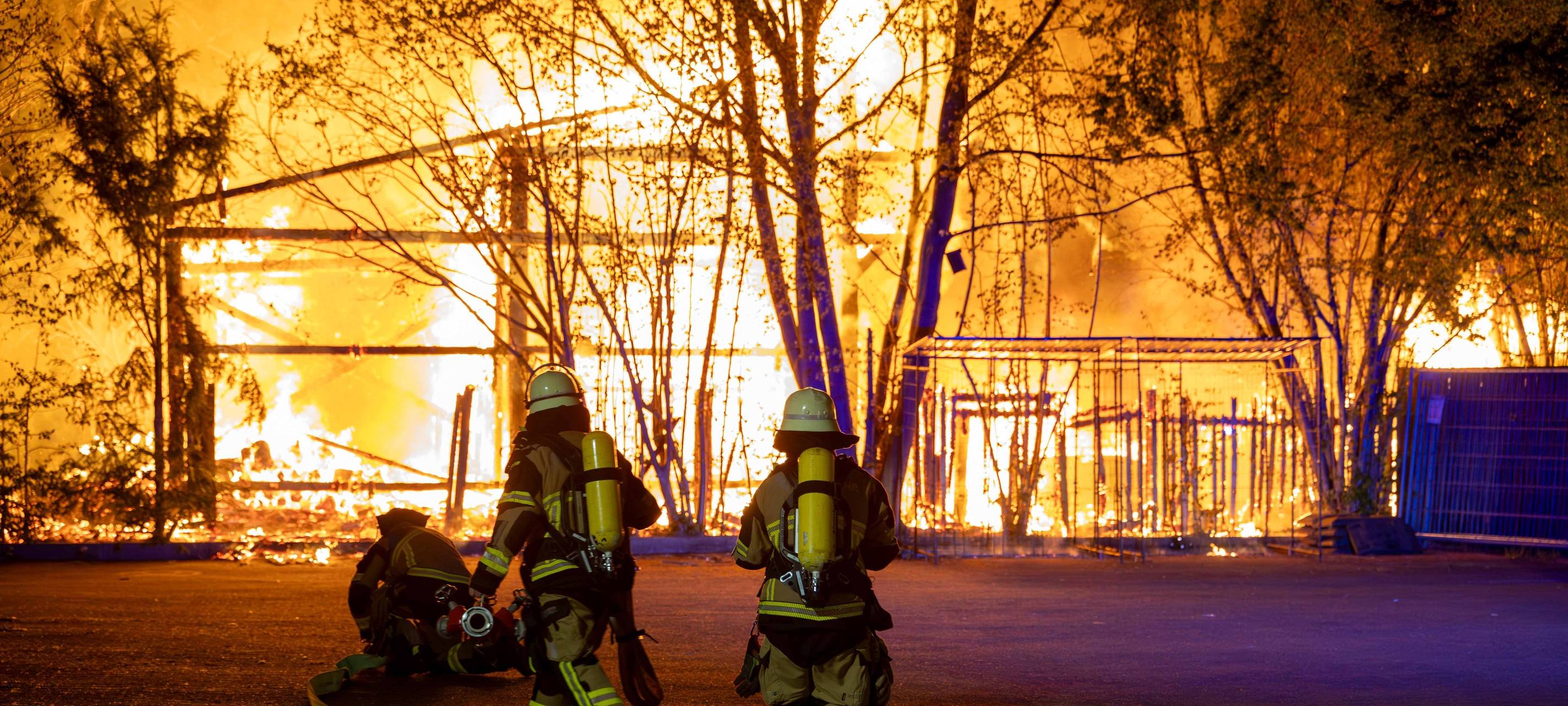 Großbrand in Essen - Holzunterstand in Flammen