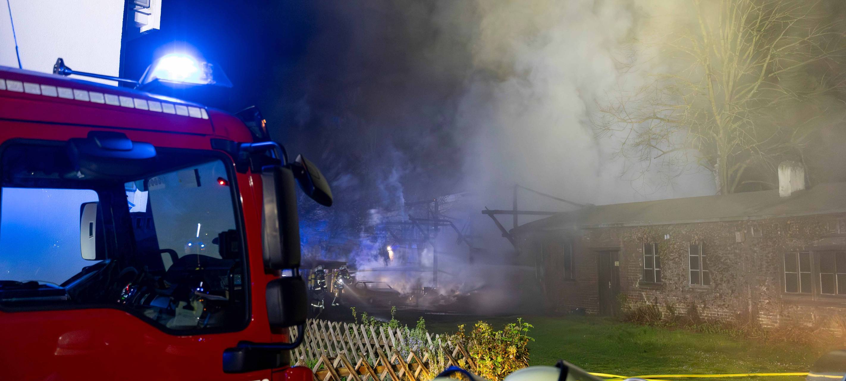 Großbrand in Essen - Holzunterstand in Flammen