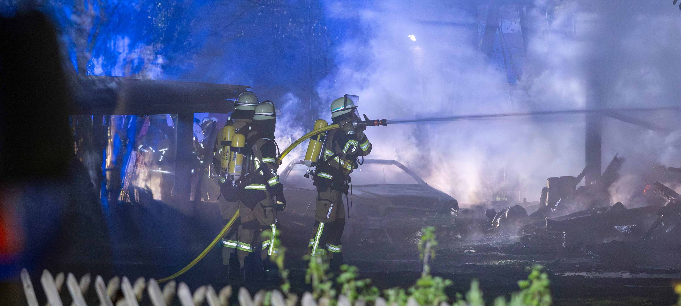 Großbrand in Essen - Holzunterstand in Flammen