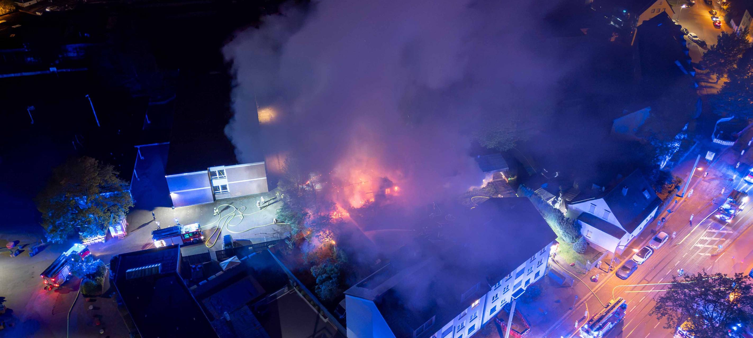 Großbrand in Essen - Holzunterstand in Flammen