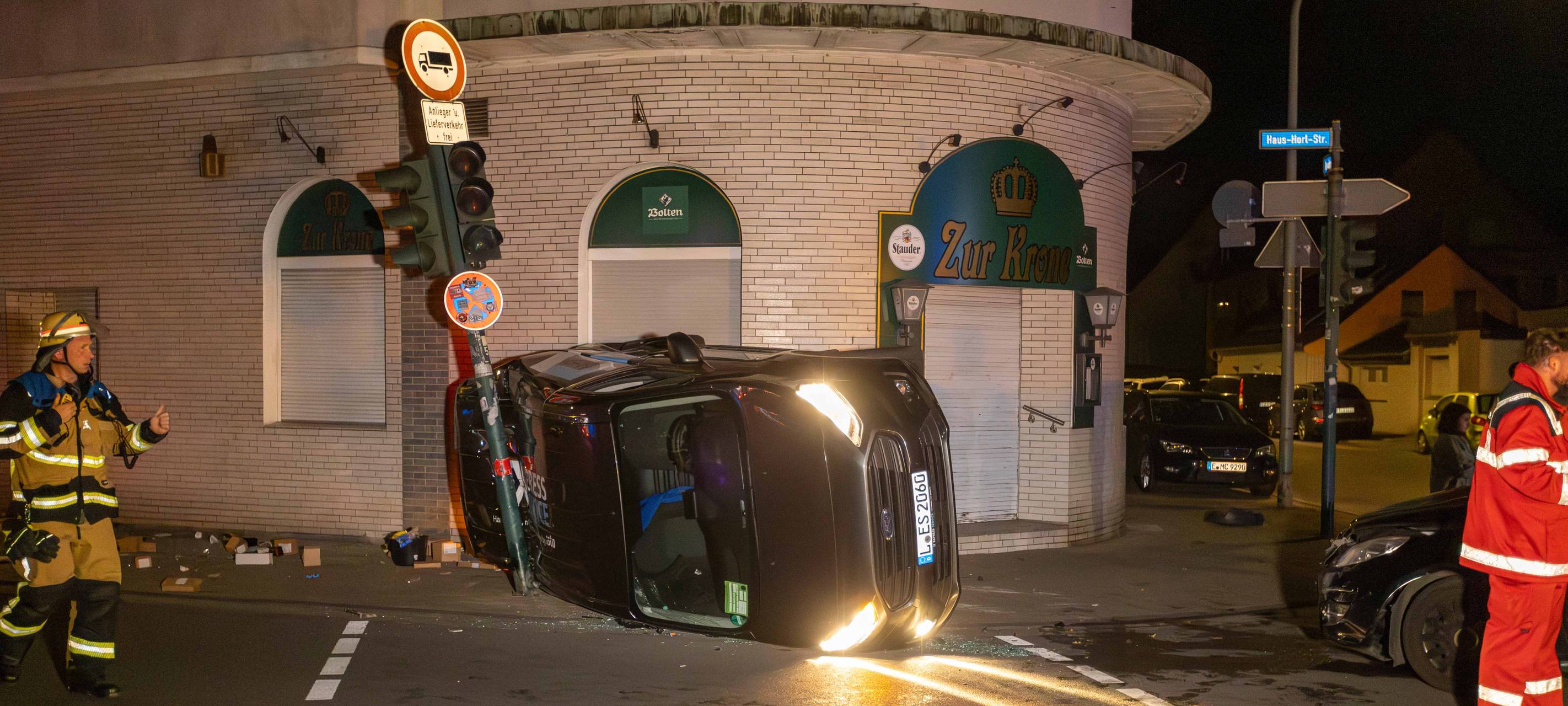 Auto in Essen gegen Ampel gekracht