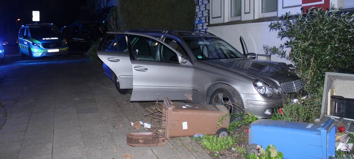 Jugendliche brettern in Essen mit geklautem Auto in Vorgarten