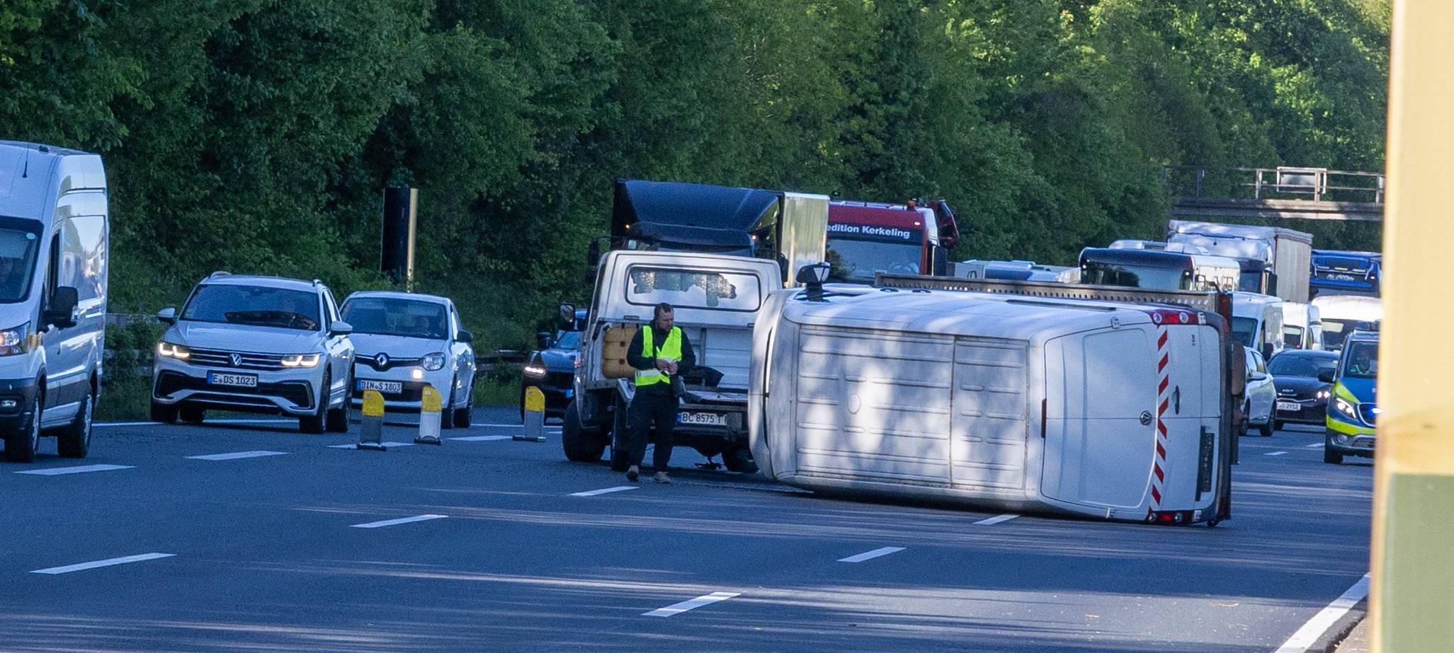 Stau in Essen auf A40: Transporter umgekippt