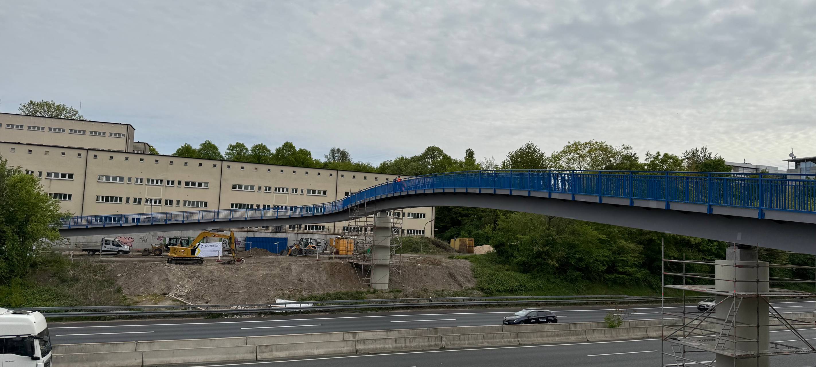 Neue Fußgängerbrücke über die A52 in Essen.
