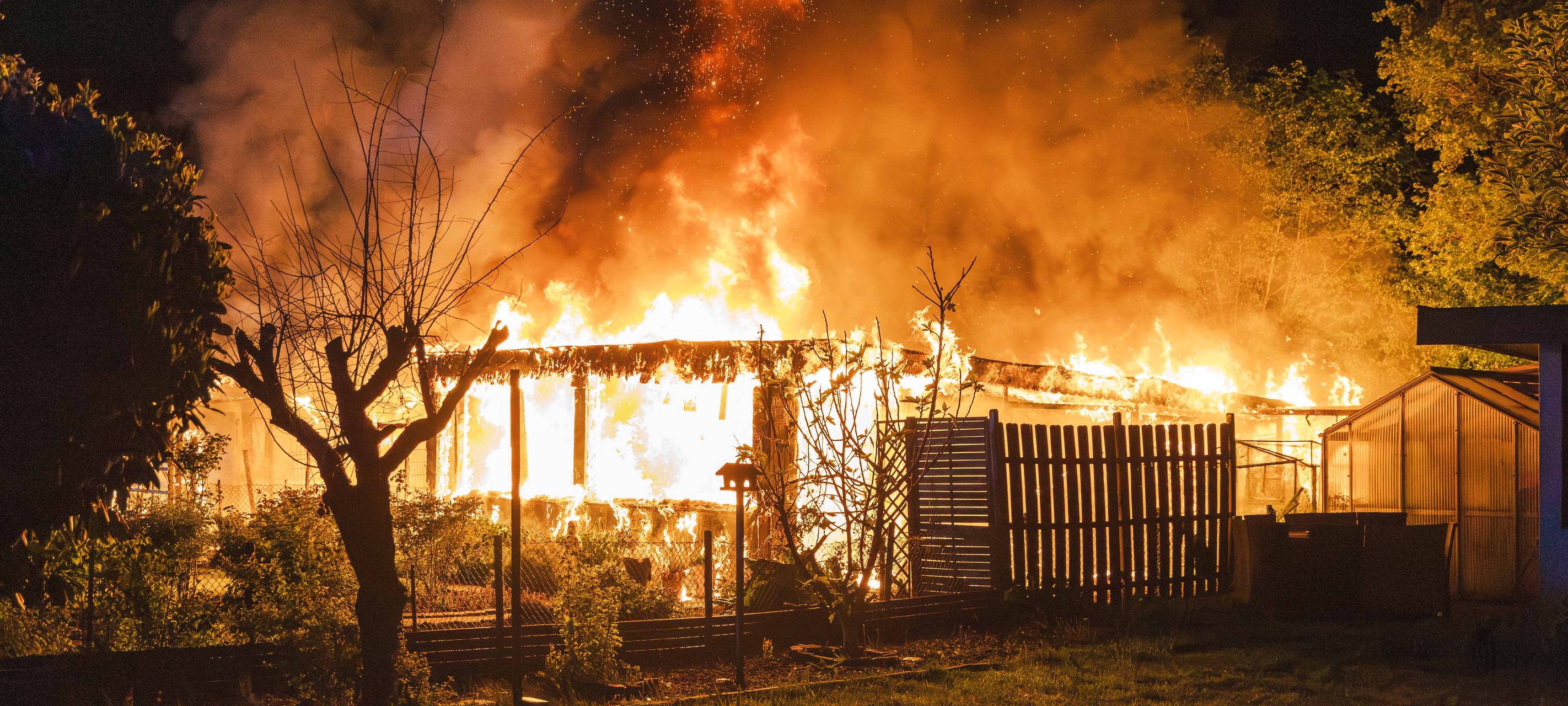 Mehrere Brände in Essen: Gartenlauben in Flammen