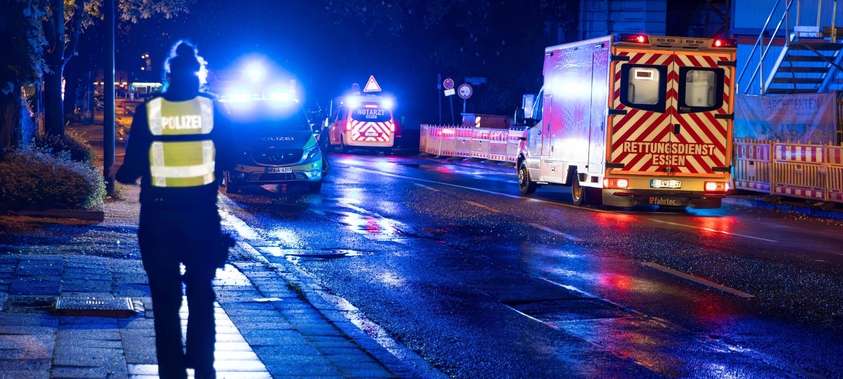 Rettungs- und Einsatzkräfte bei einem Verkehrsunfall