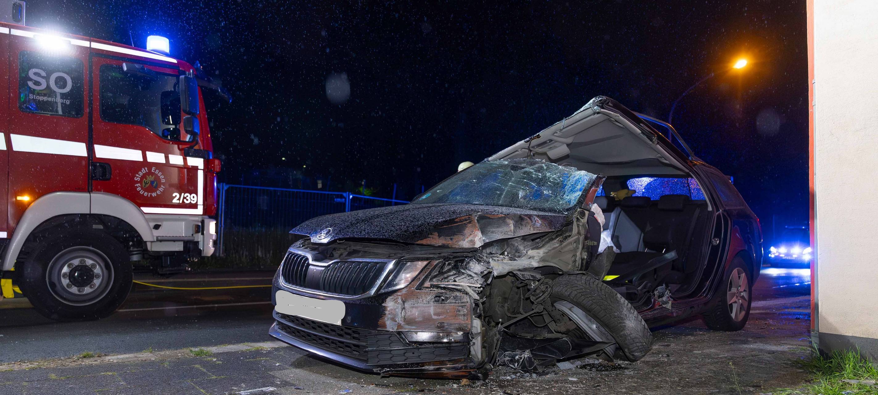 Auto in Essen gegen Hauswand gekracht