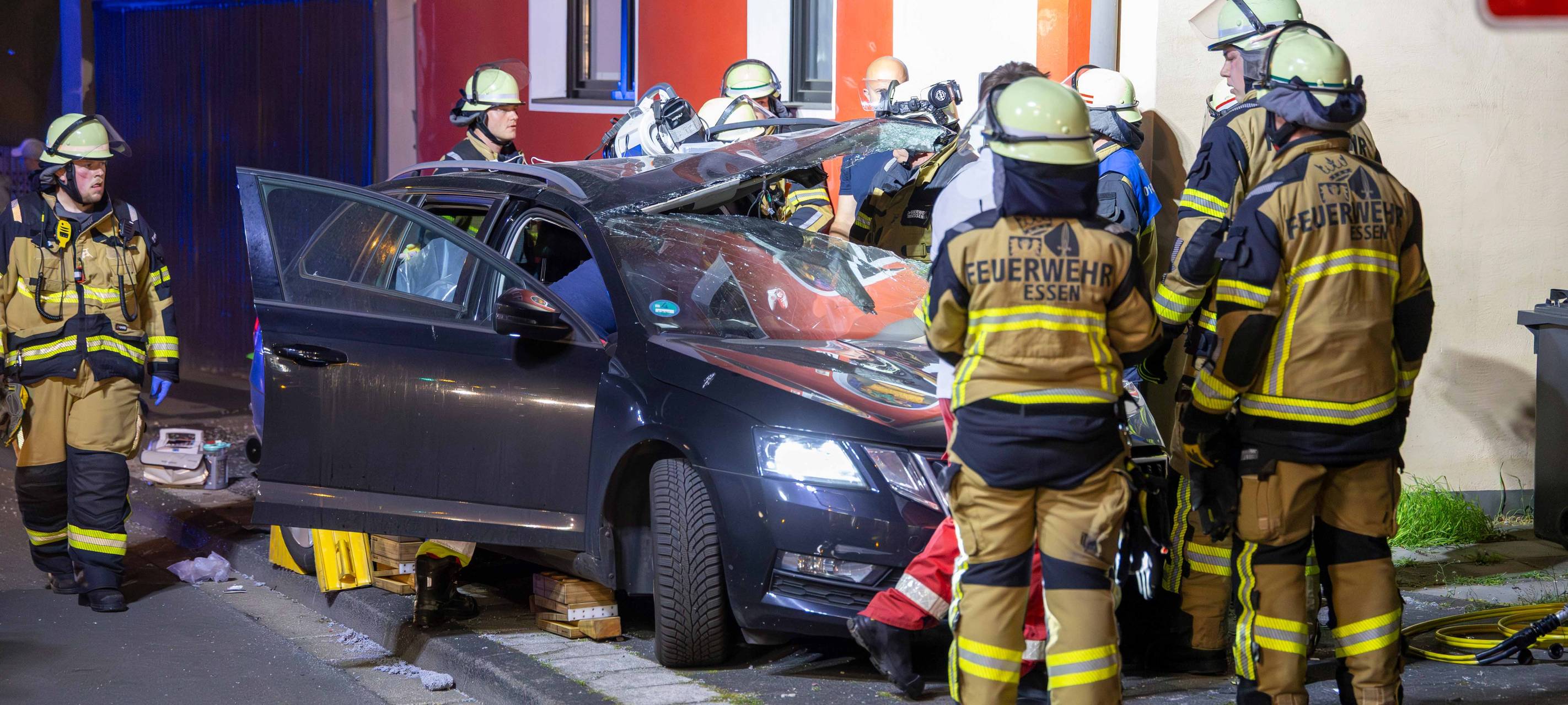 Auto in Essen gegen Hauswand gekracht
