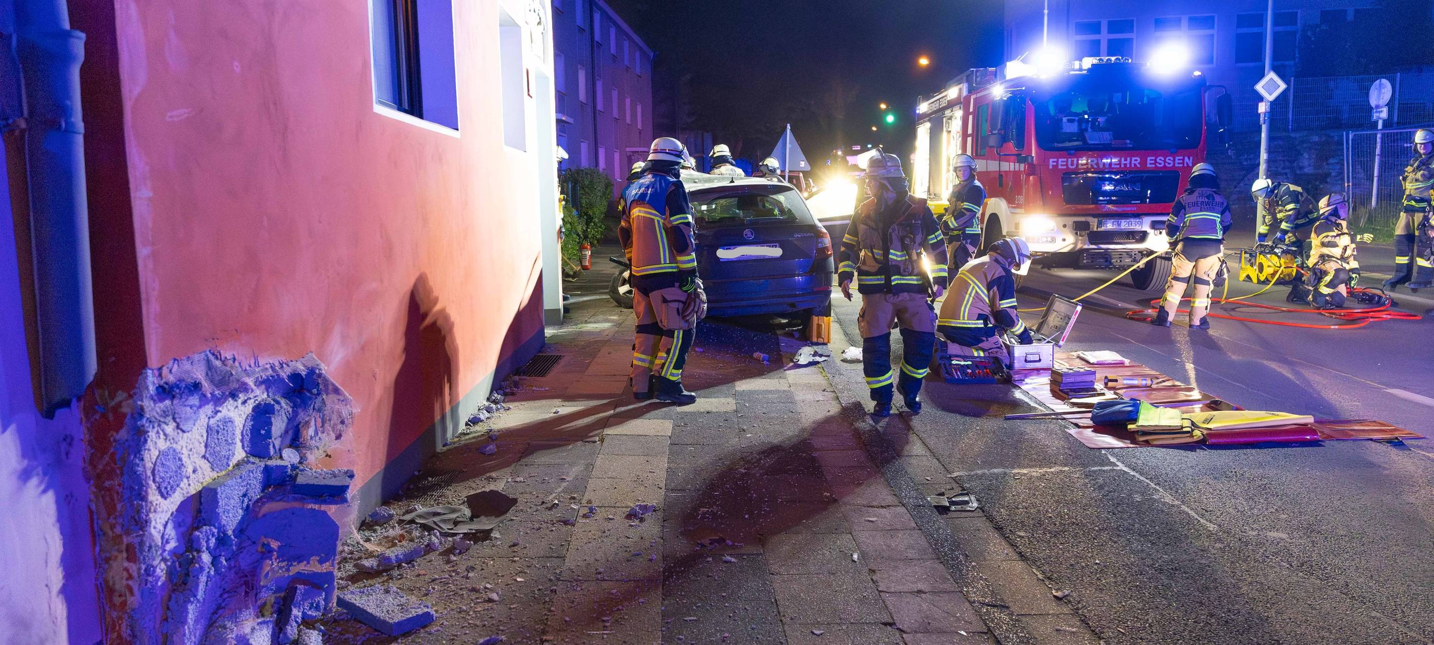 Auto in Essen gegen Hauswand gekracht