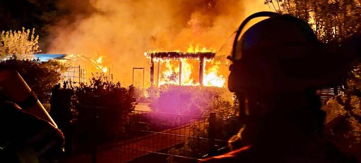 Die Situation beim Eintreffen: Zwei brennende Gartenlauben in Bergeborbeck.