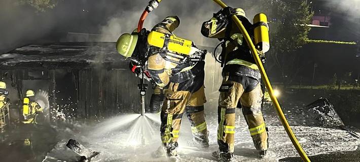 Zur Brandbekämpfung beim Gartenlaubenbrand kam ein Löschbohrsystem zum Einsatz.