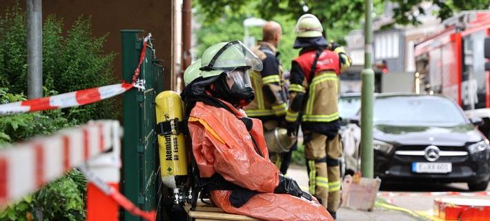 Einsatzkräfte im Chemikalienschutzanzug.