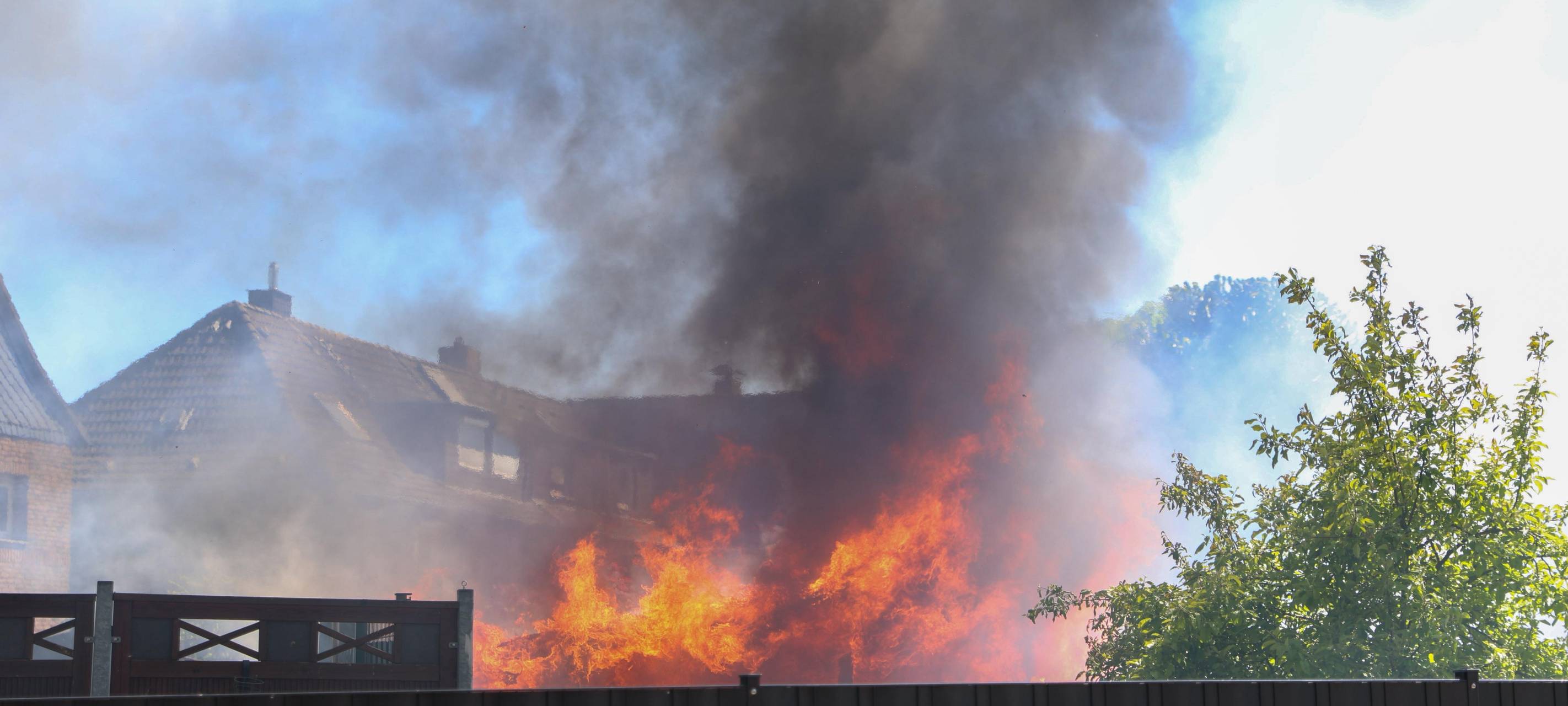 Mehrere Brände in Essen: Gartenlauben in Flammen