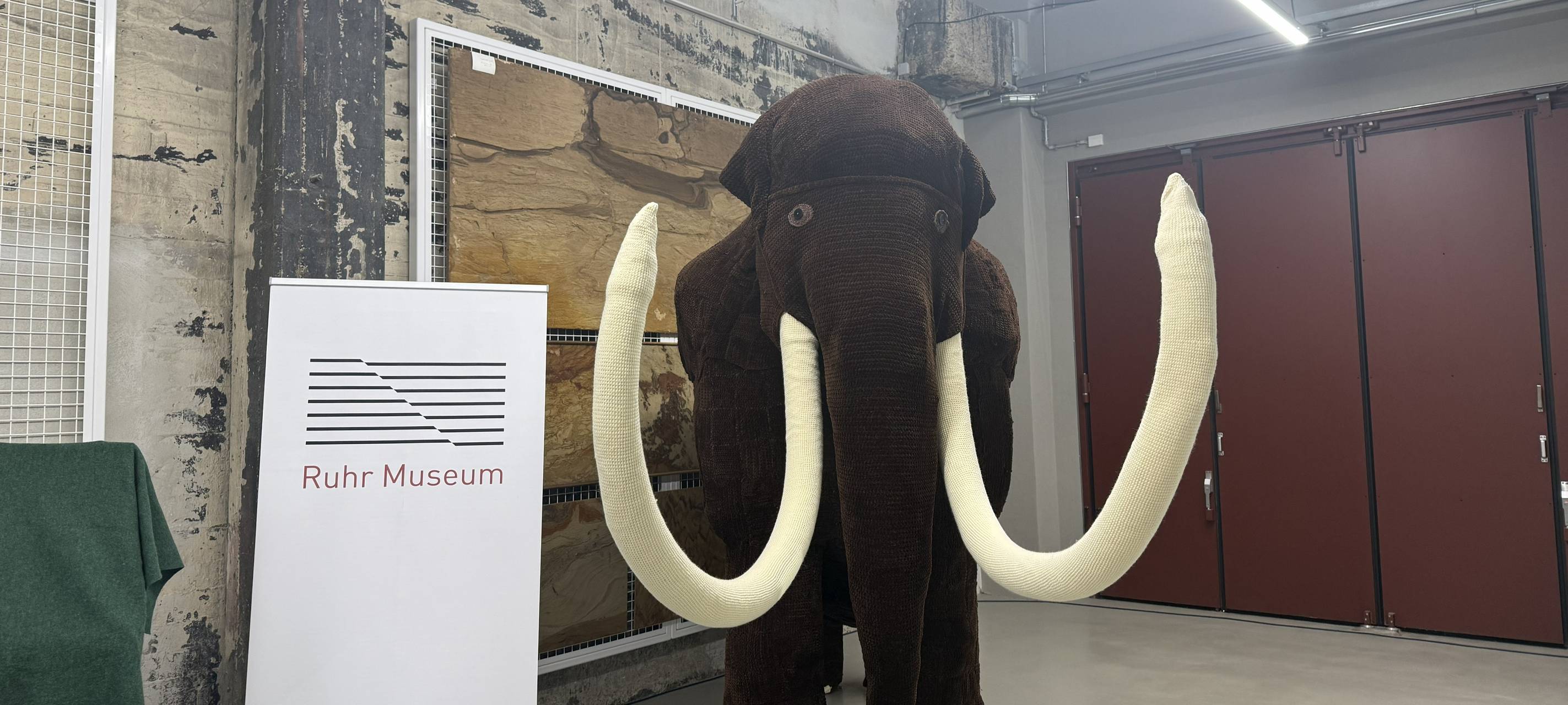 Weltrekord in Essen: Riesiges Mammut aus Wolle gehäkelt
