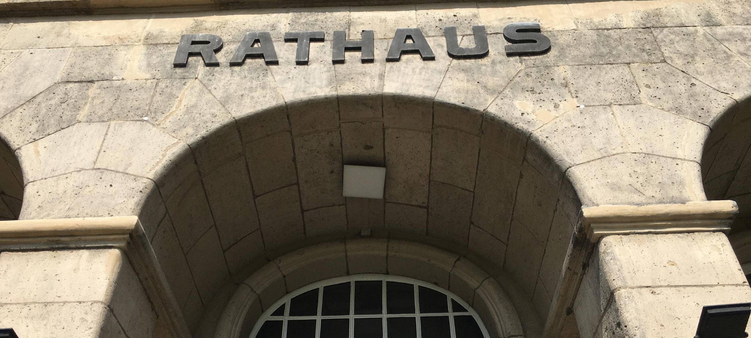 Frau aus Essen recherchiert historische Stadtgeschichte