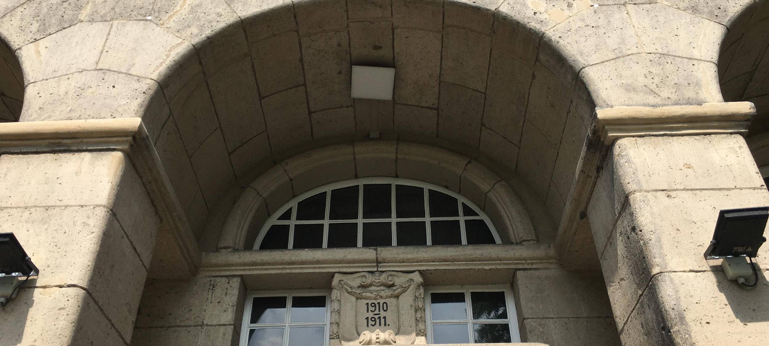 Frau aus Essen recherchiert historische Stadtgeschichte
