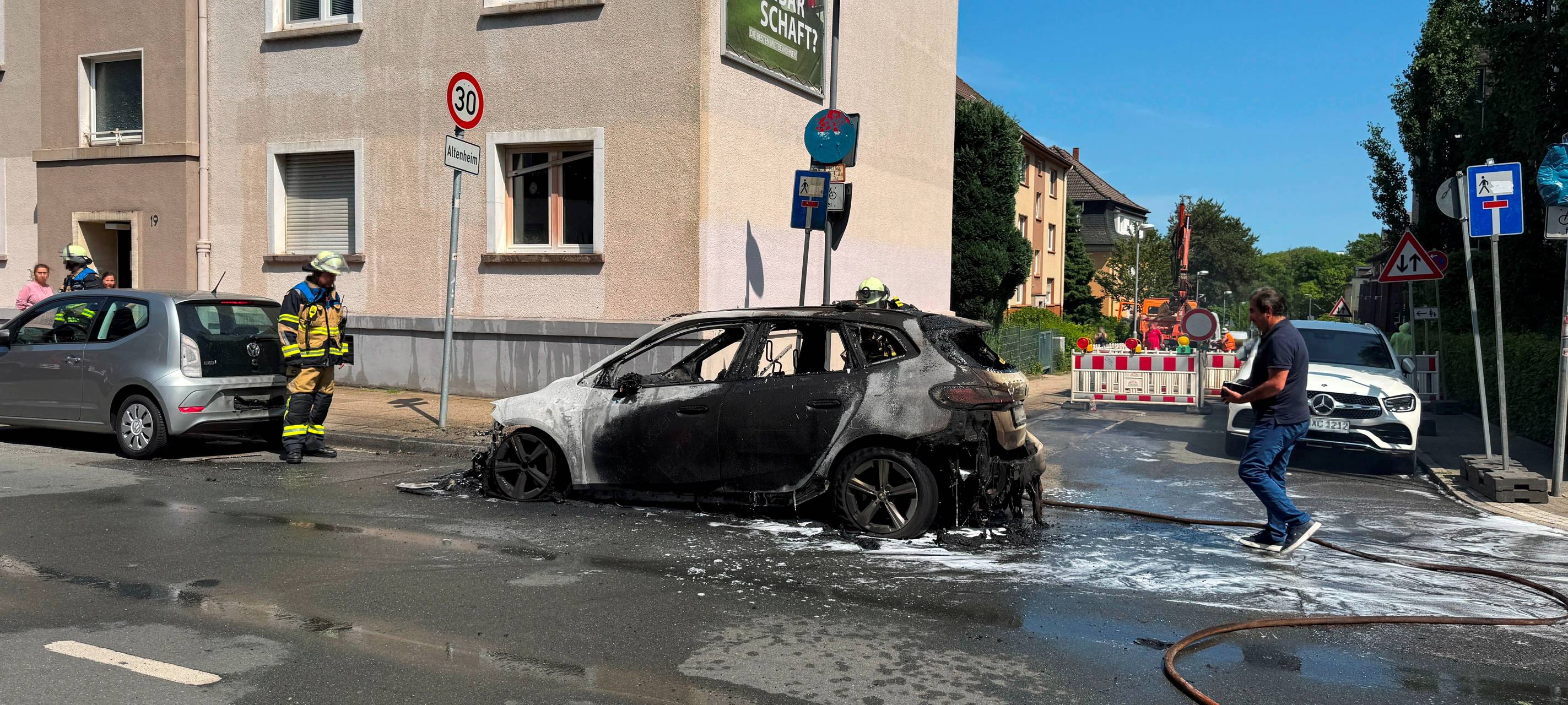 Taxi in Essen ausgebrannt - Feuerwehr im Einsatz