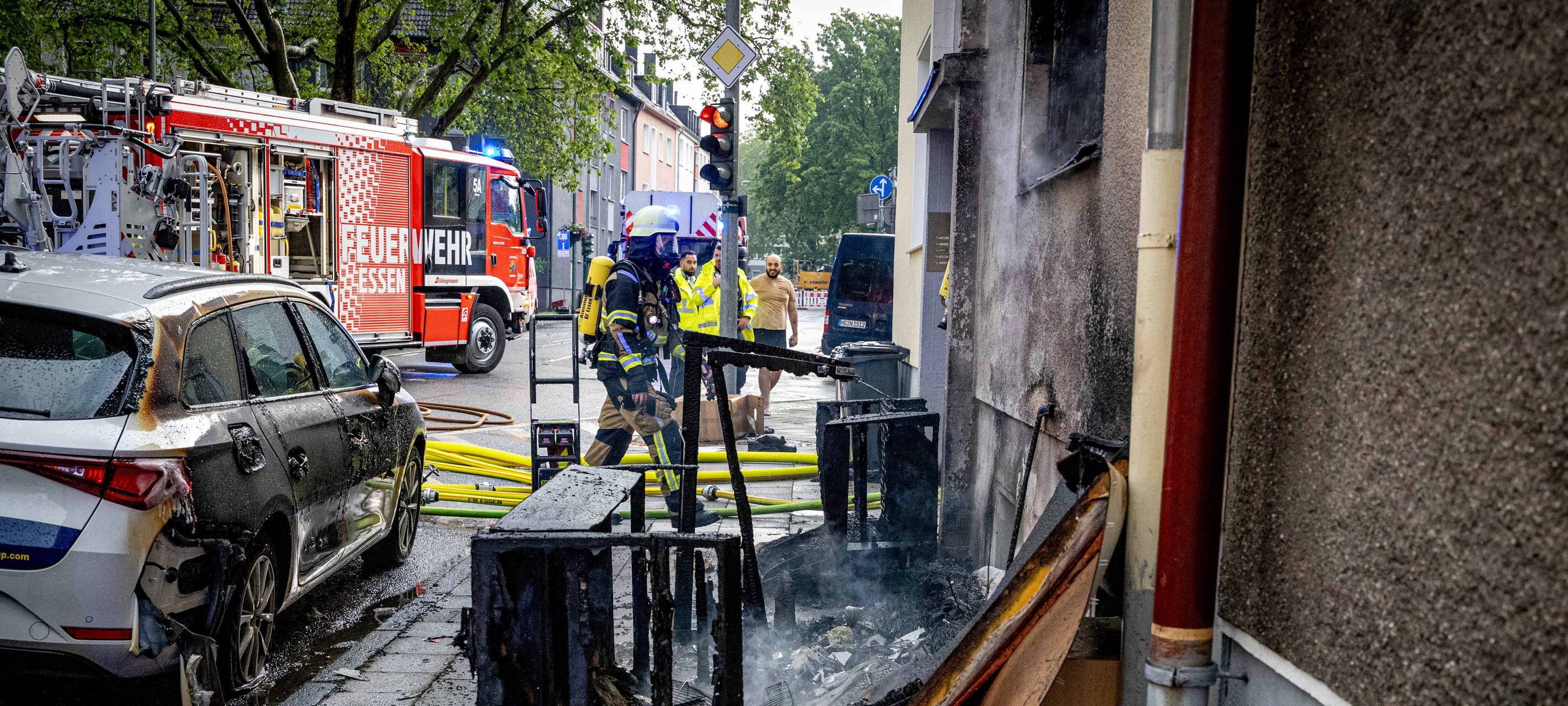 Brennender Sperrmüll in Essen: Feuer greift auf Haus über