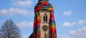 Sommerfest am Dom in Essen: Flohmarkt, Menschen-Kicker und der längste Schal der Welt