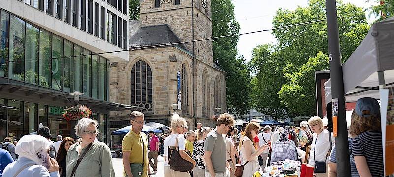 Sommerfest am Dom in Essen: Flohmarkt, Menschen-Kicker und der längste Schal der Welt