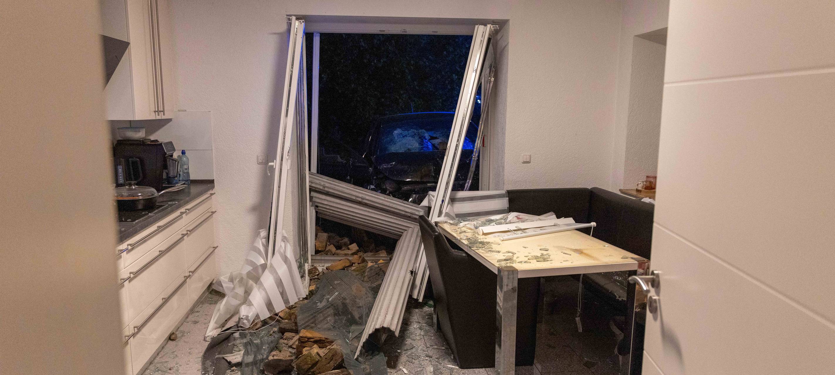 Auto in Essen in Terrassentür gekracht