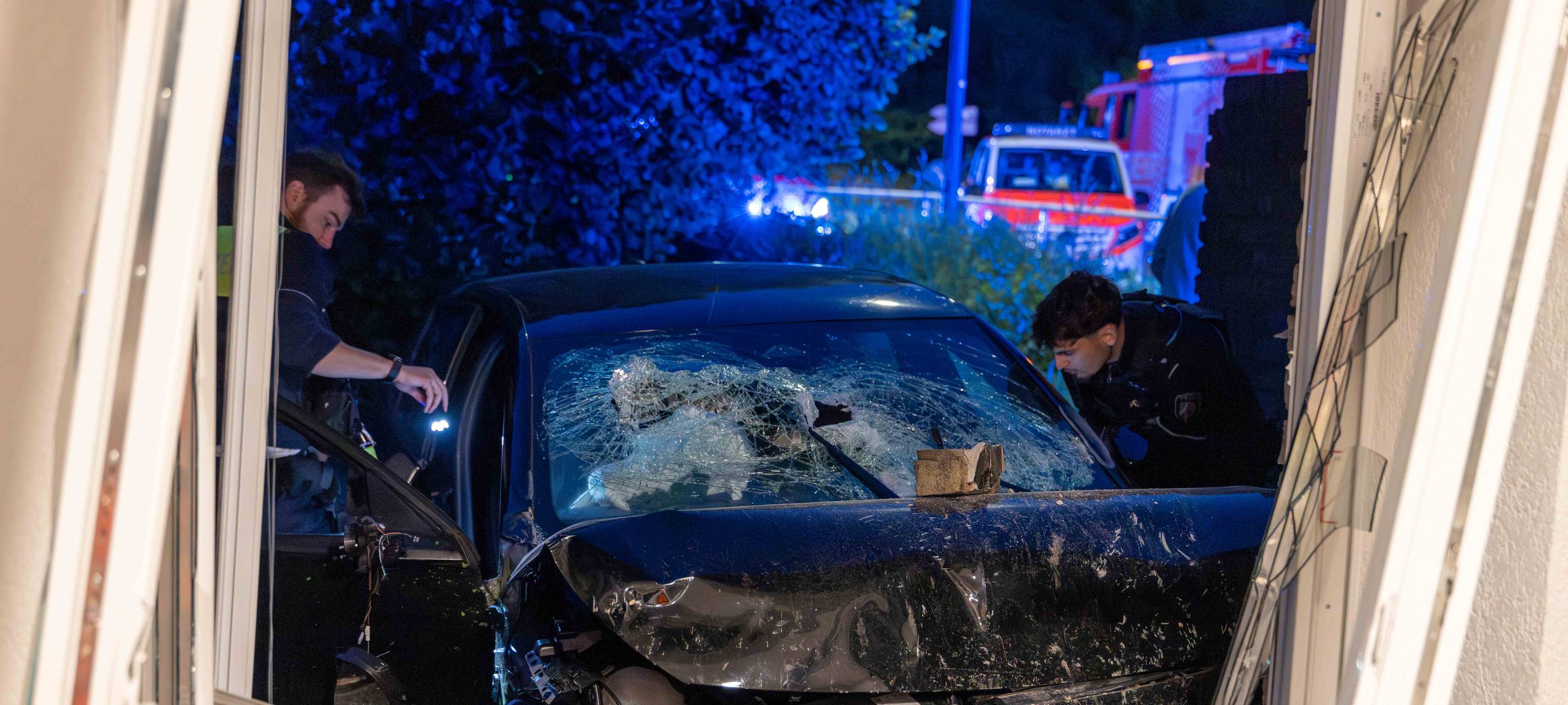 Auto in Essen in Terrassentür gekracht
