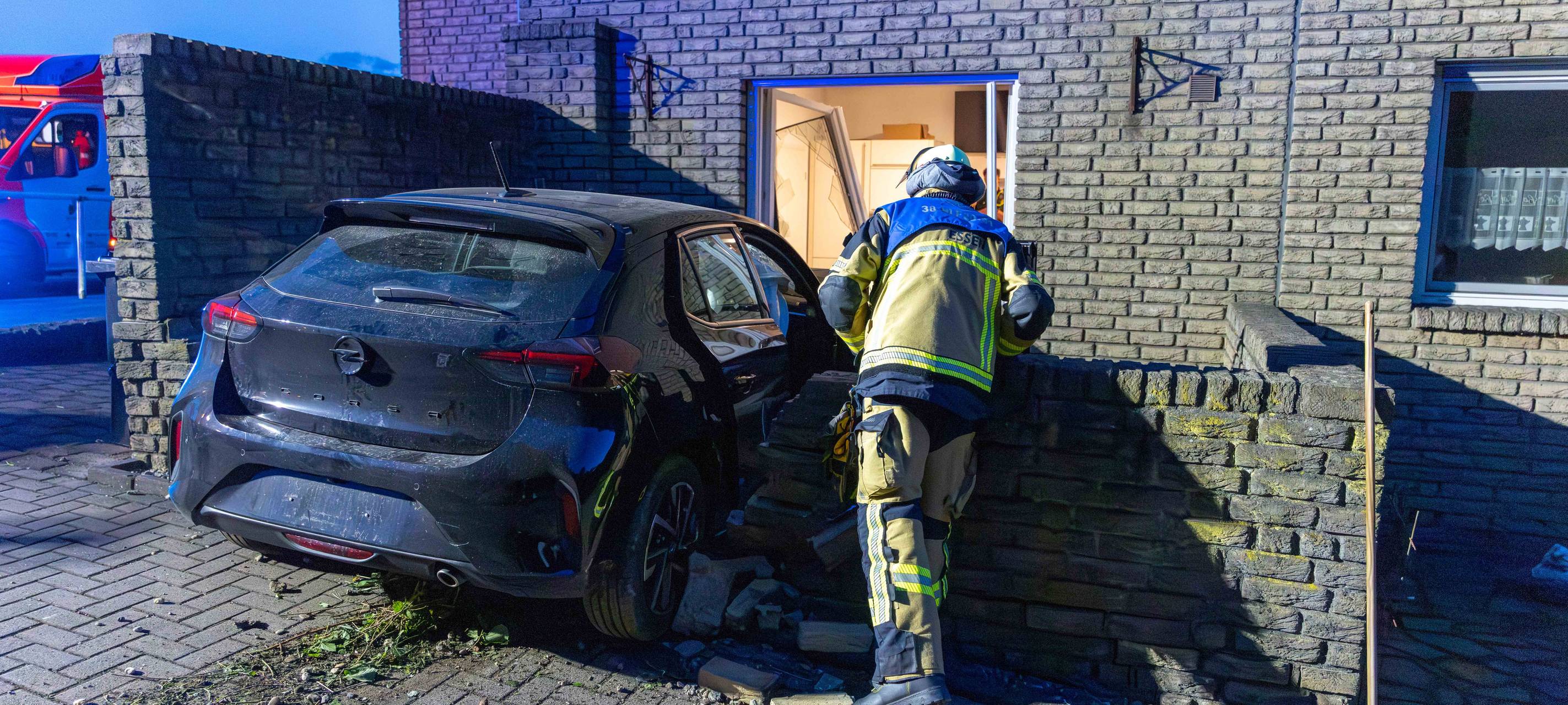 Auto in Essen in Terrassentür gekracht