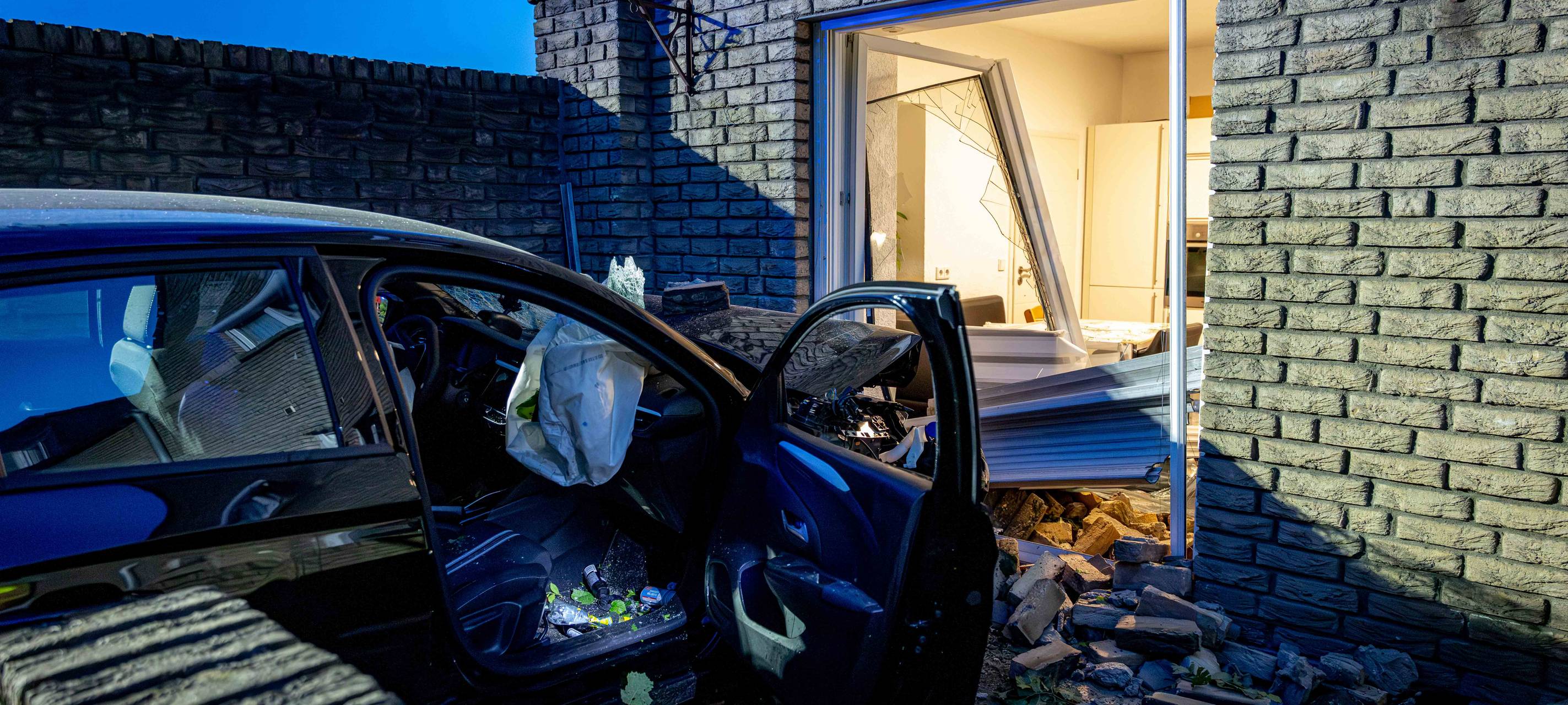 Auto in Essen in Terrassentür gekracht