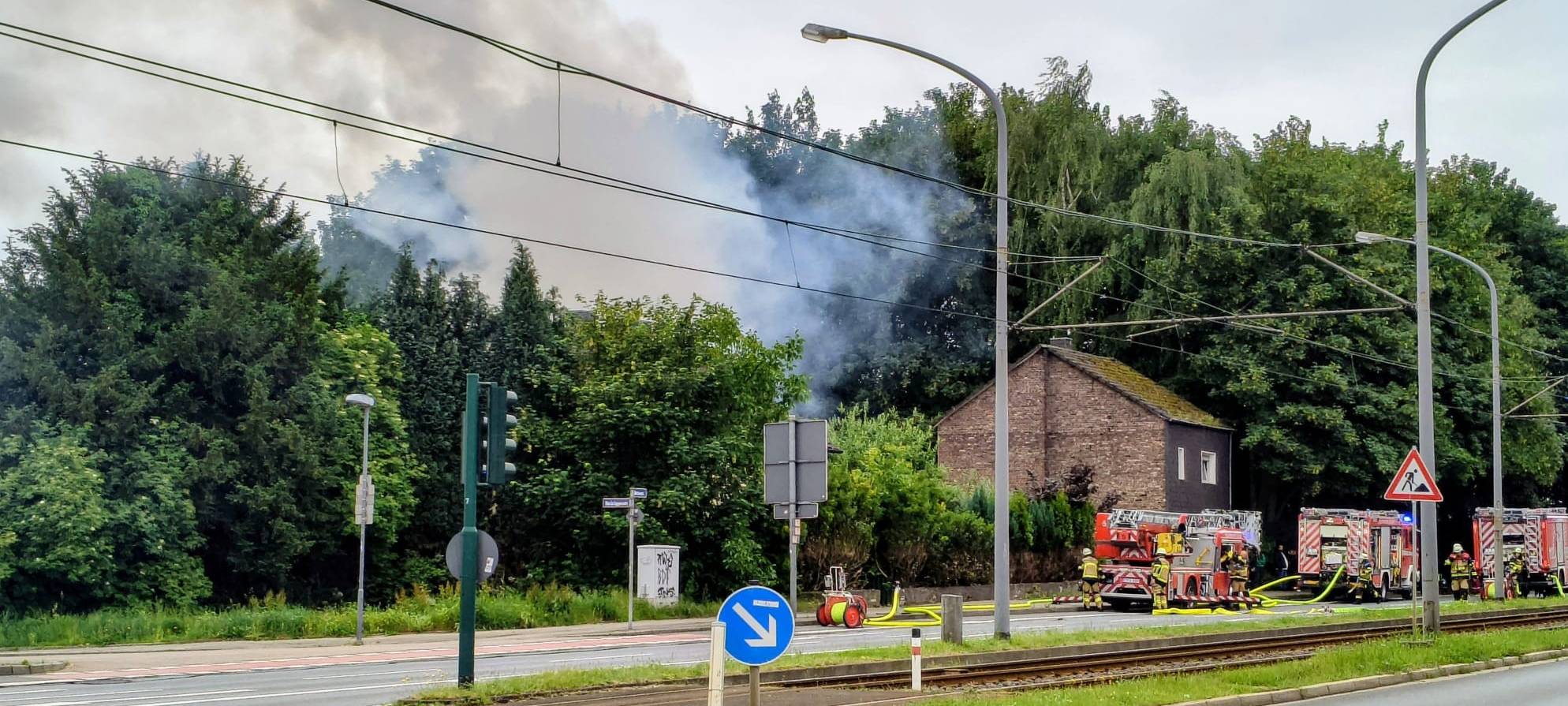 Schuppen in Essen in Flammen - Straßensperrung