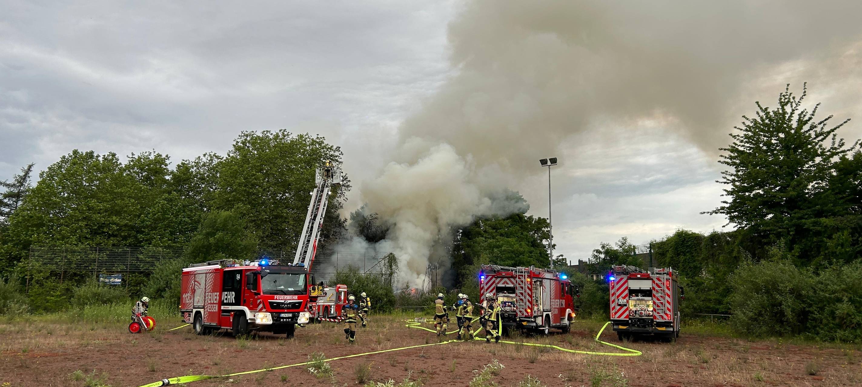 Dicker Rauch über Essen: Feuer auf altem Sportplatz