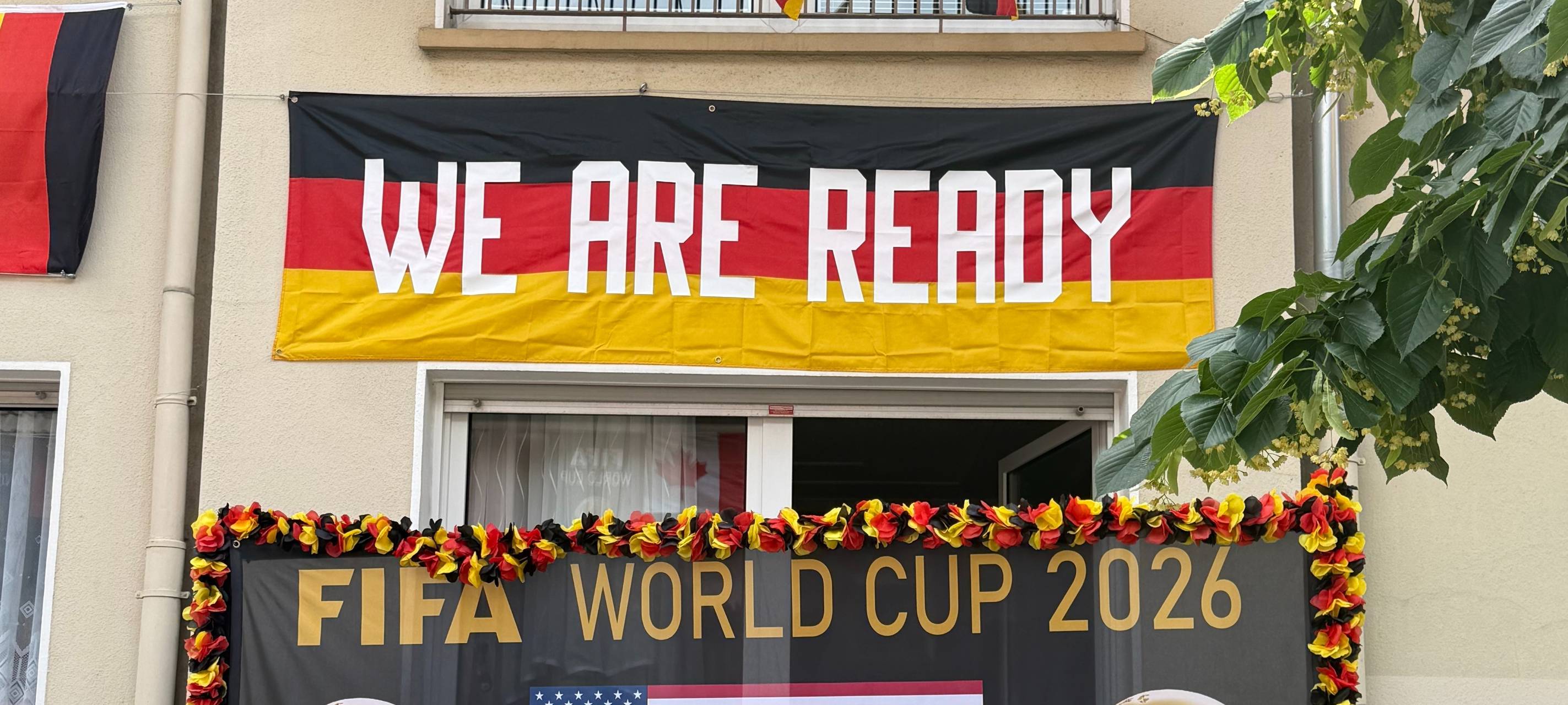 Flaggen-Achim aus Essen: Straße sieht aus wie WM-Fanmeile