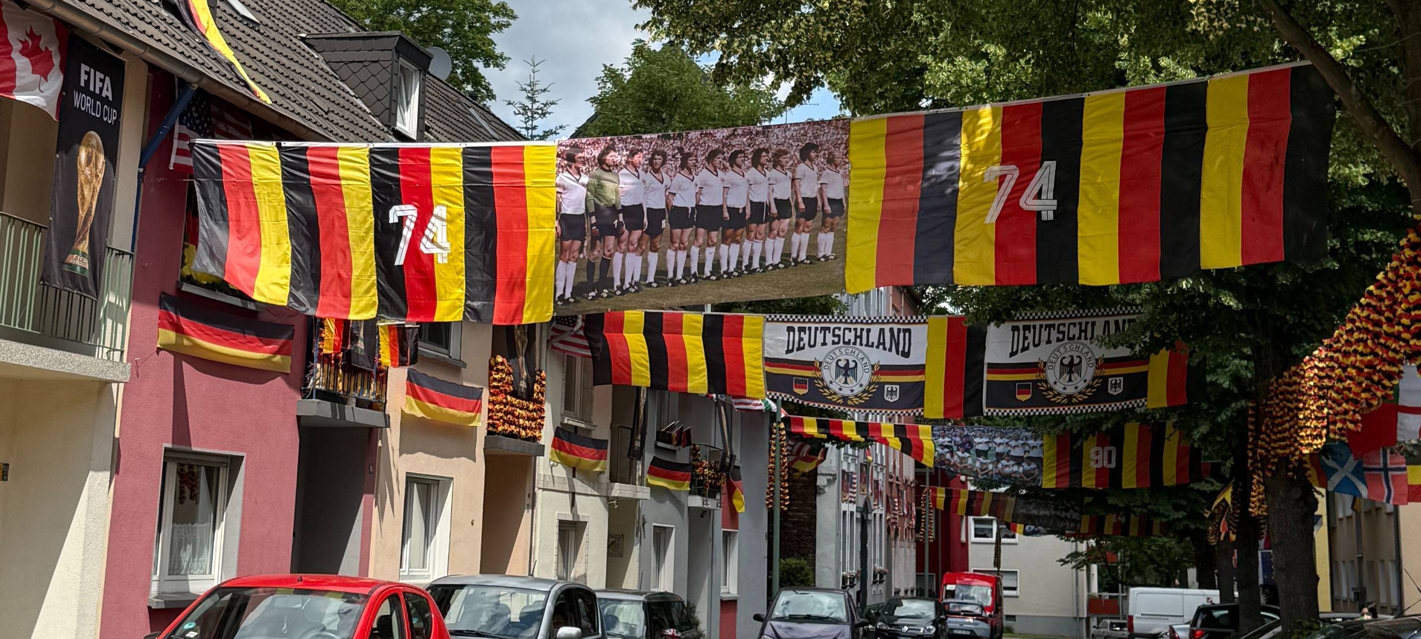Flaggen-Achim aus Essen: Straße sieht aus wie WM-Fanmeile