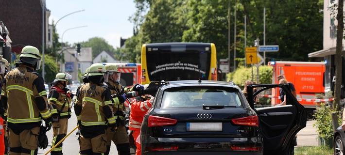 Teile der Fahrerseite mussten mit technischen Rettungsgeräten durch Einsatzkräfte der Feuerwehr Essen entfernt werden.