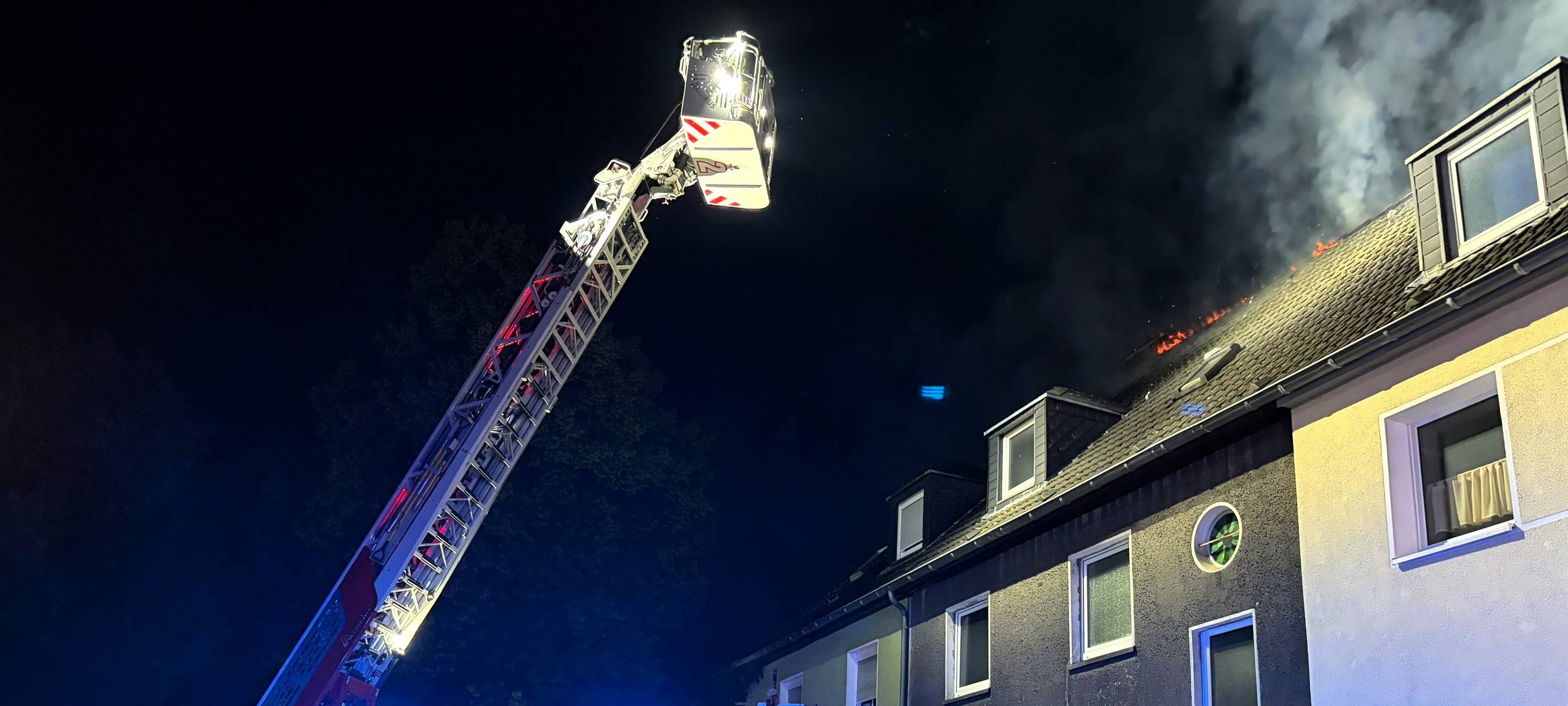 Dachstuhlbrand in Essen: Drei Einsatzkräfte verletzt