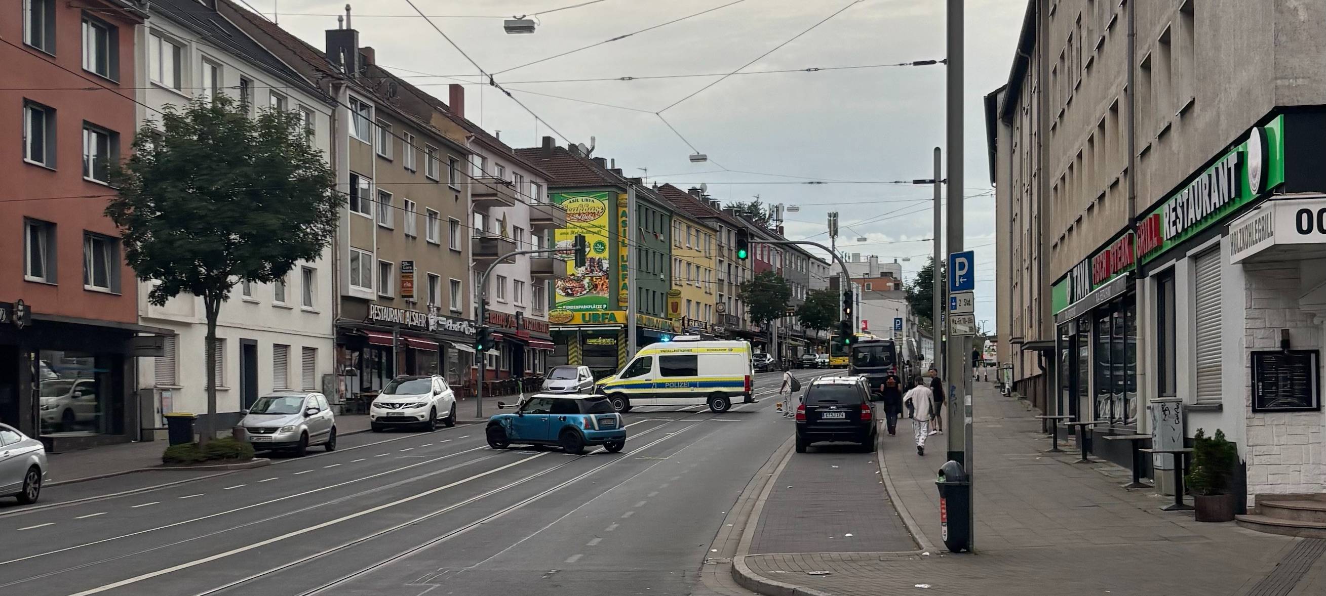 Auto kracht in Essen auf Restaurant-Terrasse - Große Straße gesperrt