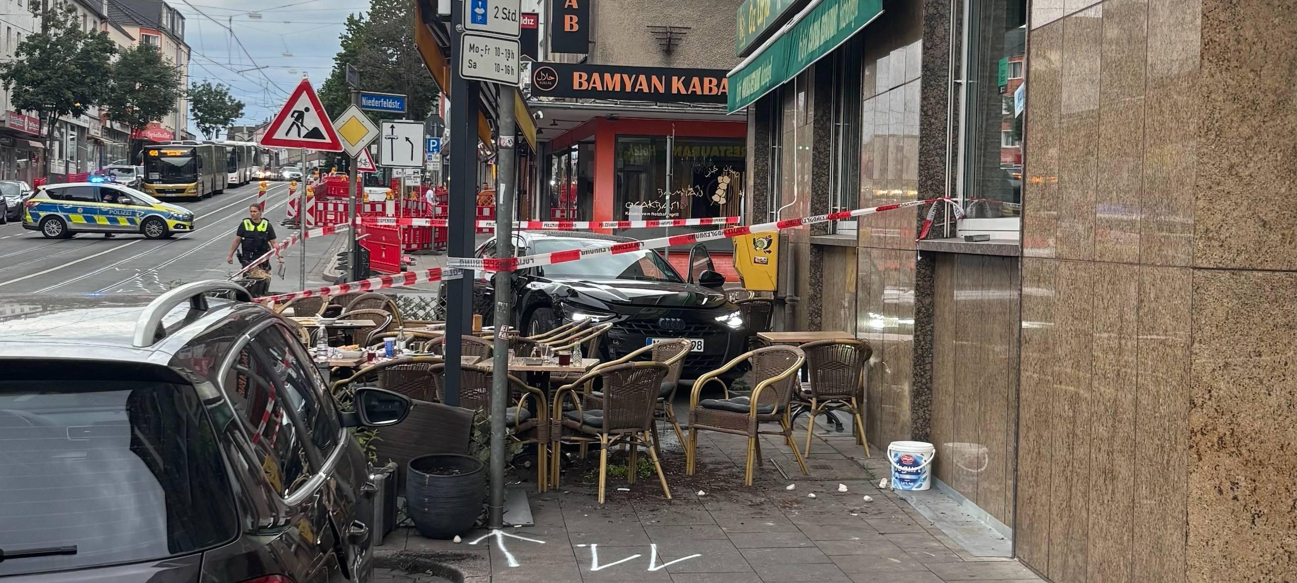 Auto kracht in Essen auf Restaurant-Terrasse - Große Straße gesperrt