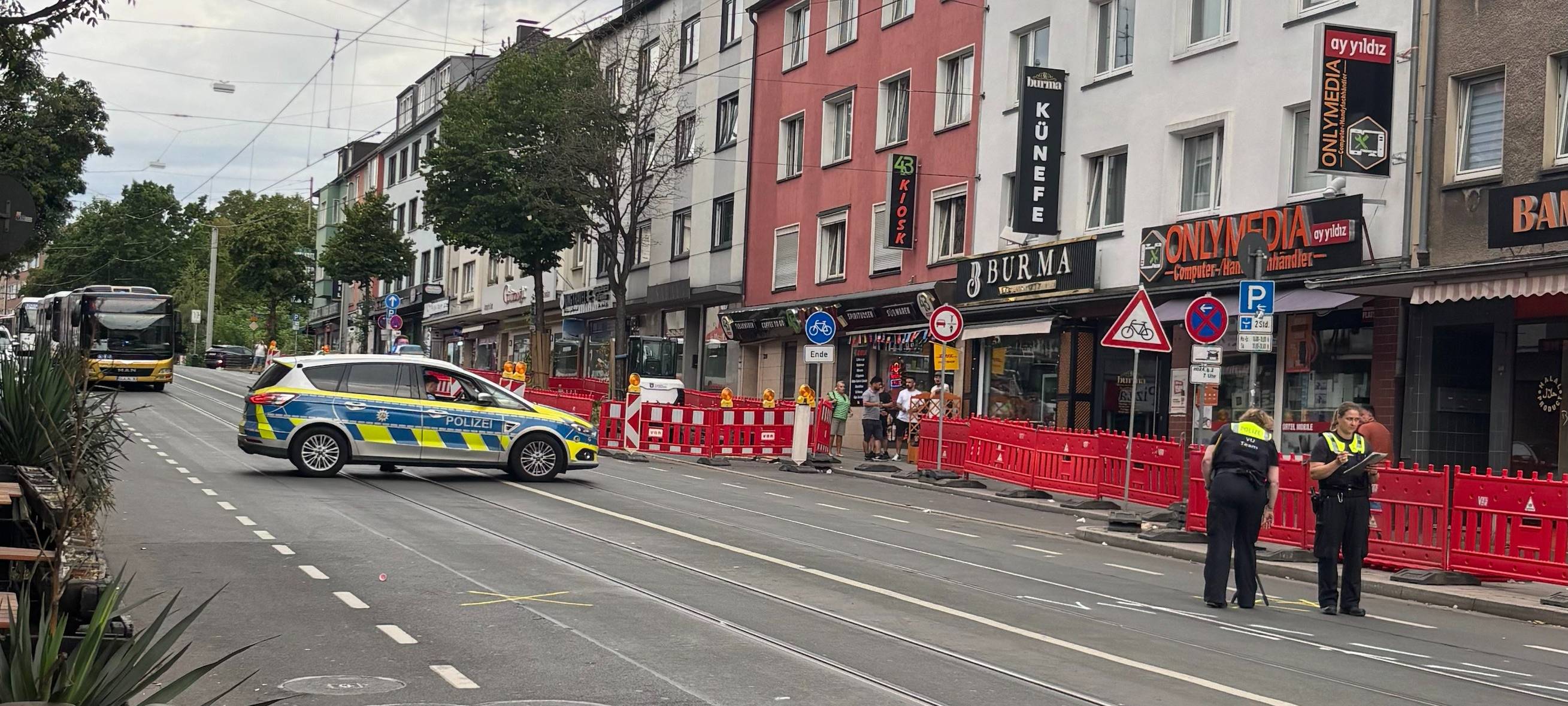 Auto kracht in Essen auf Restaurant-Terrasse - Große Straße gesperrt